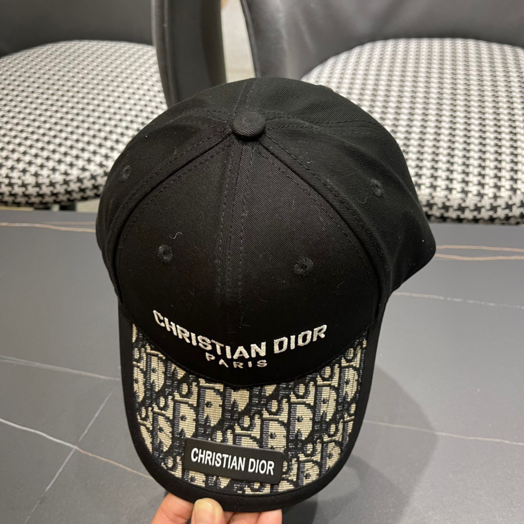 
DIOR迪奥
官网同步新款发布棒球帽🧢超级火爆，男女必备，