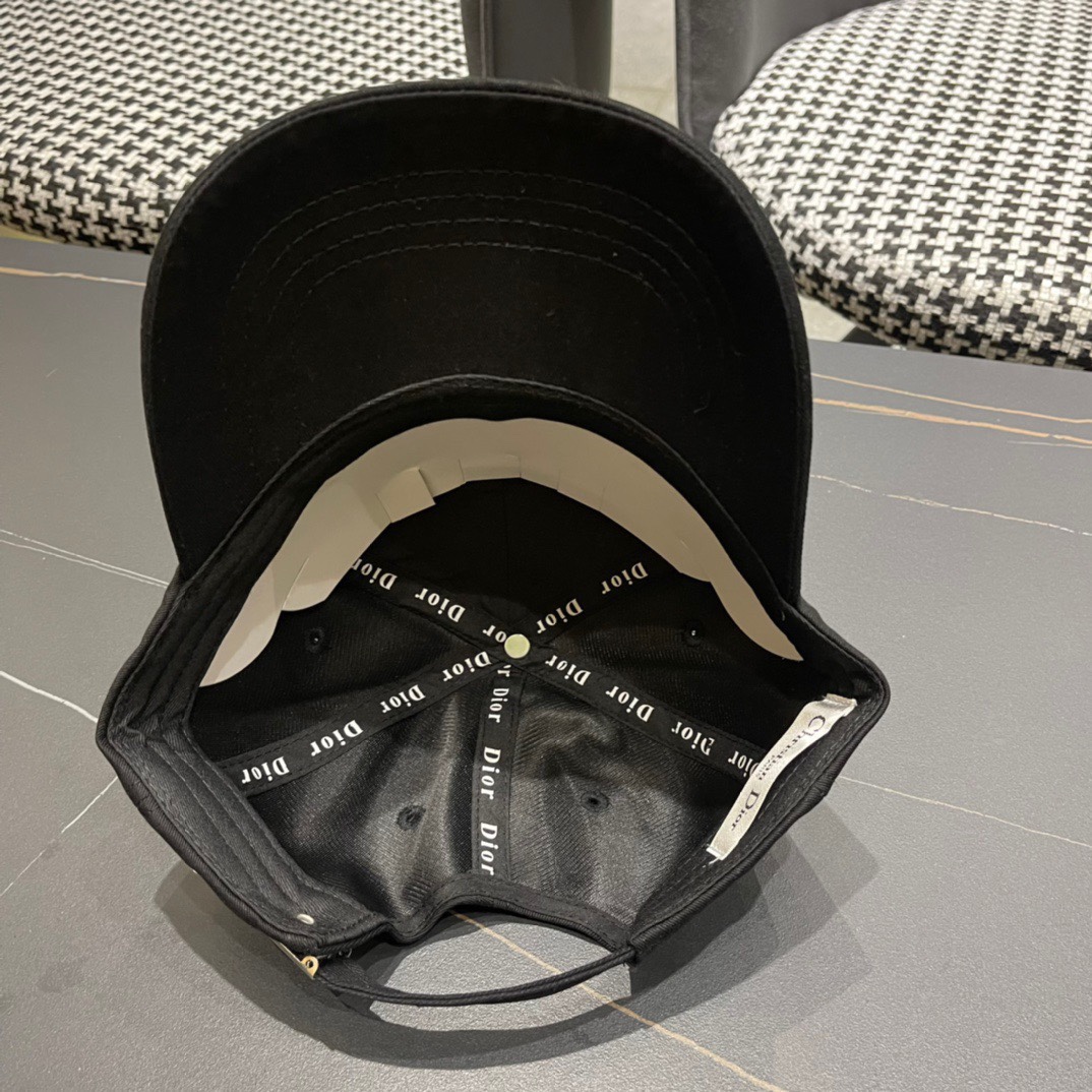 
DIOR迪奥
官网同步新款发布棒球帽🧢超级火爆，男女必备，