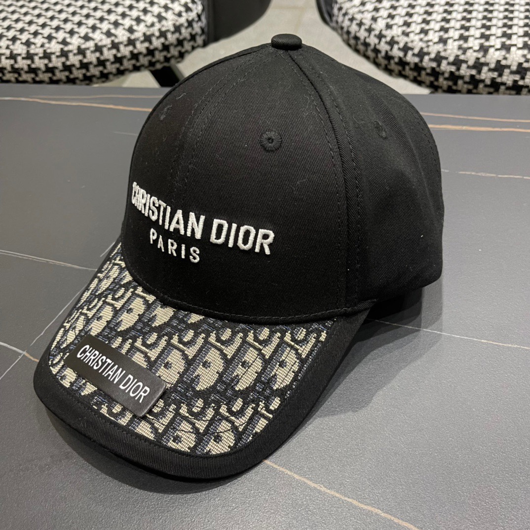 
DIOR迪奥
官网同步新款发布棒球帽🧢超级火爆，男女必备，