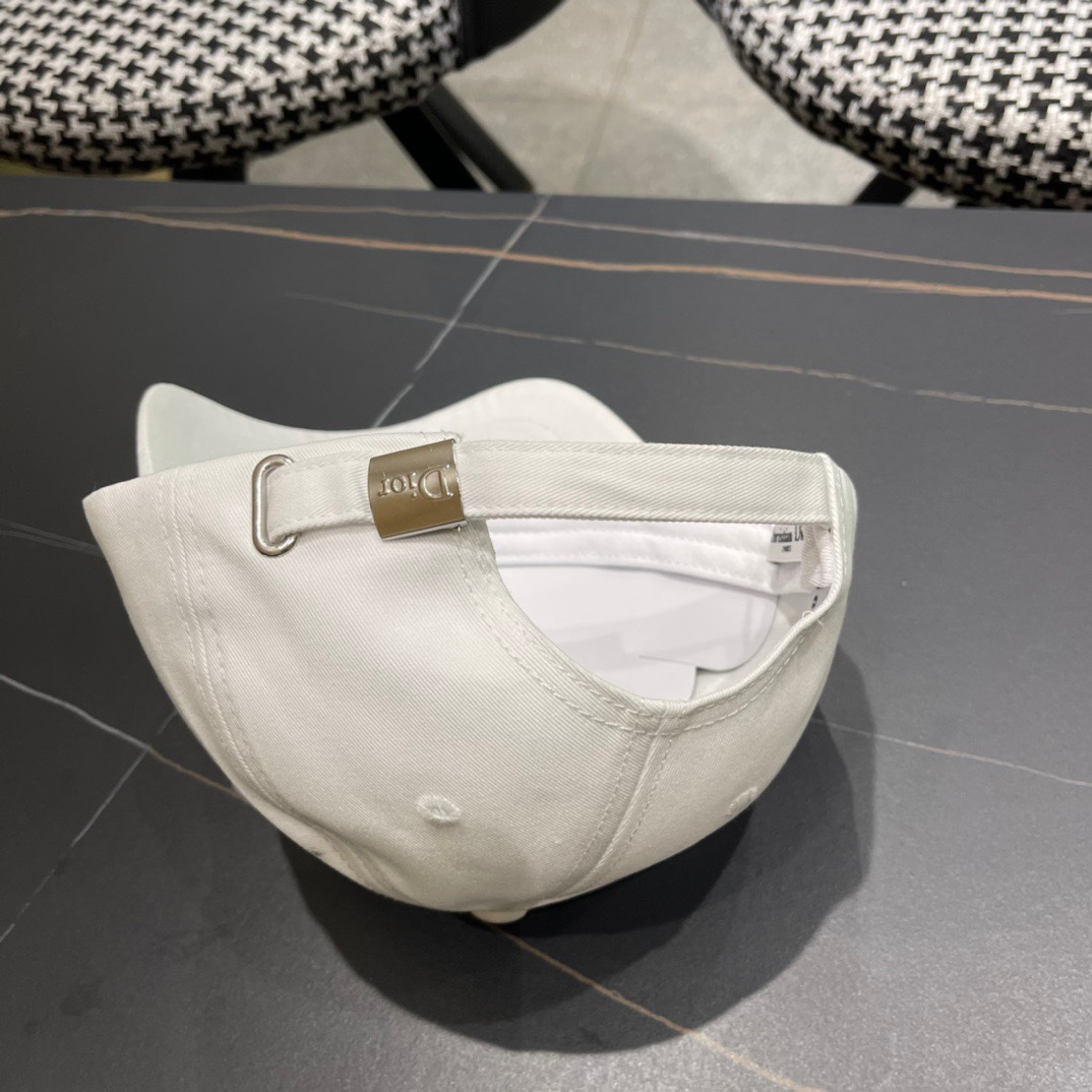 
DIOR迪奥
官网同步新款发布棒球帽🧢超级火爆，男女必备，