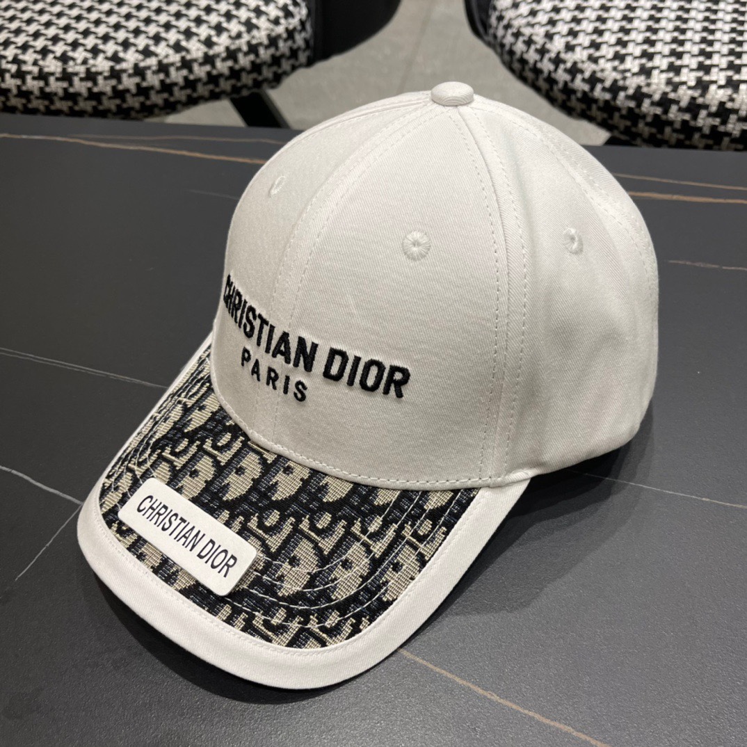 
DIOR迪奥
官网同步新款发布棒球帽🧢超级火爆，男女必备，