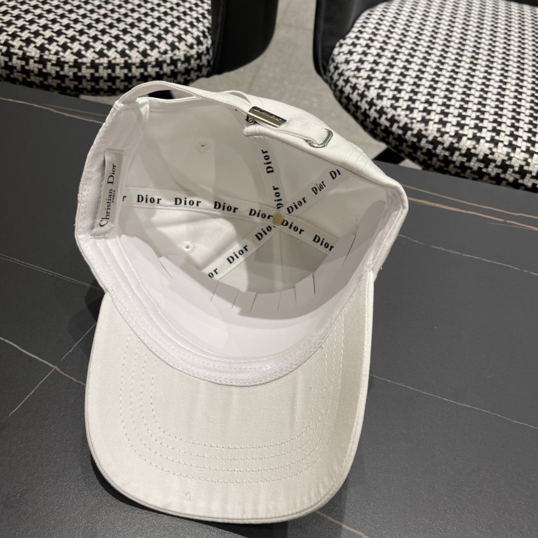 
DIOR迪奥
官网同步新款发布棒球帽🧢超级火爆，男女必备，