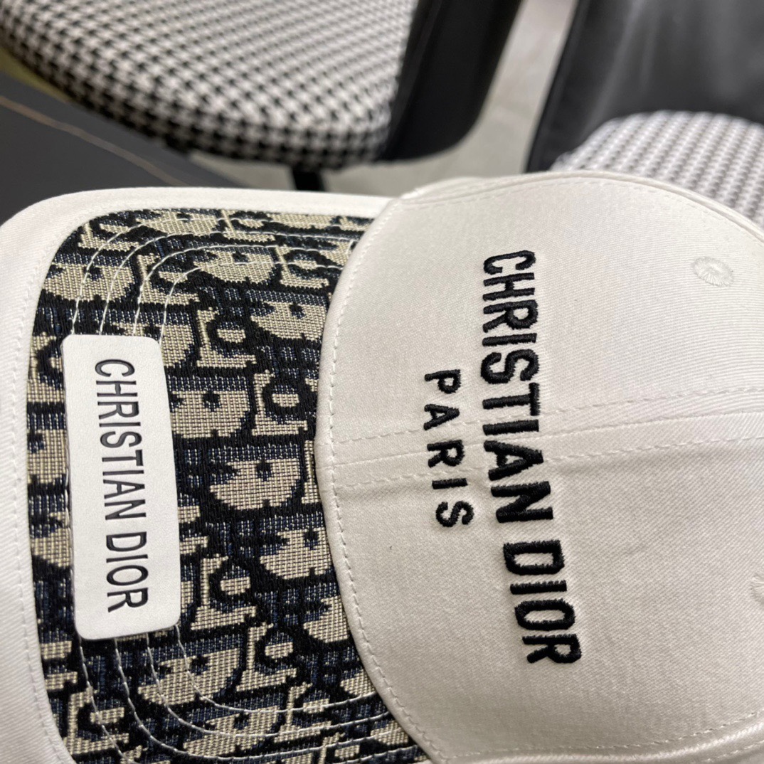 
DIOR迪奥
官网同步新款发布棒球帽🧢超级火爆，男女必备，