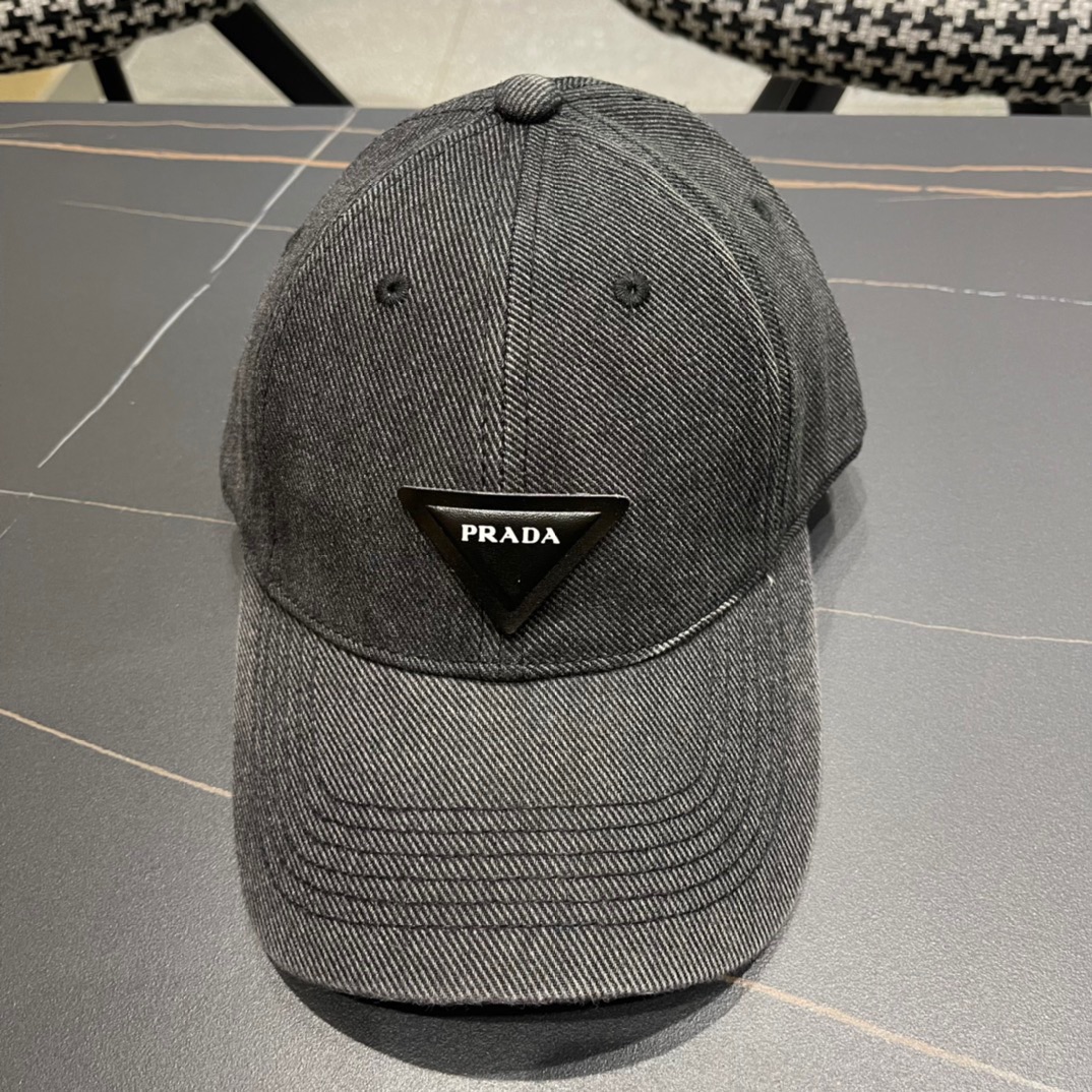 NO:202777,Prada Prada Spring New Triangle Denim Baseball Cap With a strong sense of design, refreshing. The head shape is very good and can be modified in various head shapes. The strength is versatile. Hats, fisherman's hat, baseball cap, knitted hat, hat, prada, prada, espadrilles, hats19860909普拉达Prada春新款三角标牛仔棒球帽 设计感超强,让人耳目一新 头型非常好,可以修饰各种头型,实力百搭款 帽子渔夫帽棒球帽针织帽,帽子,prada,prada,espadrilles,hats,hat