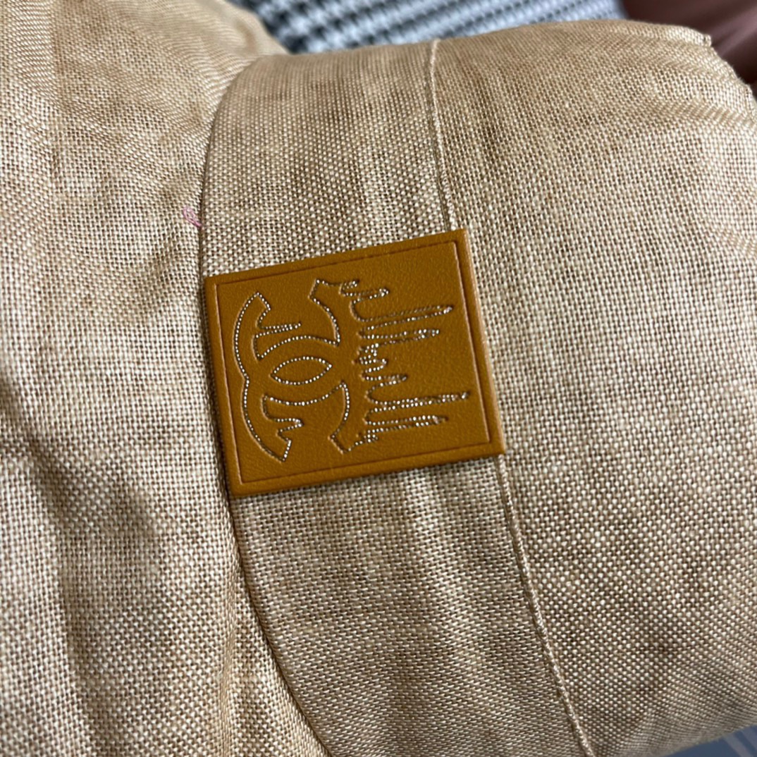  Chanel 香奈儿 新款棉麻大帽沿渔夫帽
爽朗阳光 最适合假期出游的一款 ^_^料子轻盈透气 帽型很