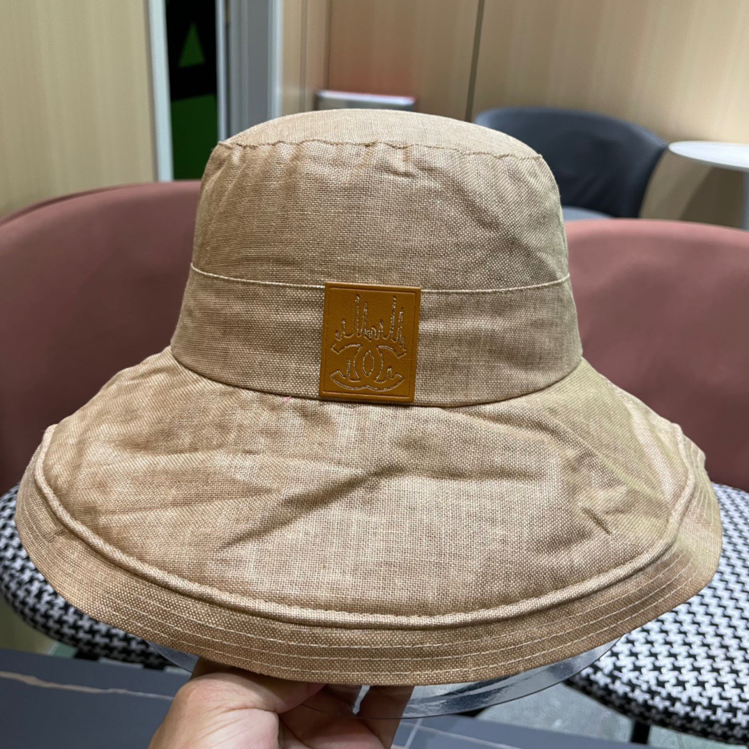  Chanel 香奈儿 新款棉麻大帽沿渔夫帽
爽朗阳光 最适合假期出游的一款 ^_^料子轻盈透气 帽型很