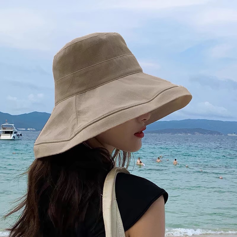  Chanel 香奈儿 新款棉麻大帽沿渔夫帽
爽朗阳光 最适合假期出游的一款 ^_^料子轻盈透气 帽型很