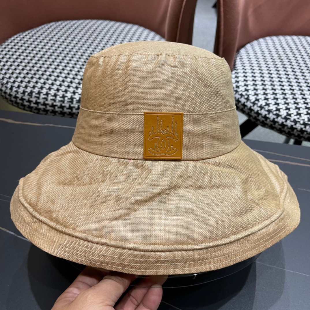  Chanel 香奈儿 新款棉麻大帽沿渔夫帽
爽朗阳光 最适合假期出游的一款 ^_^料子轻盈透气 帽型很