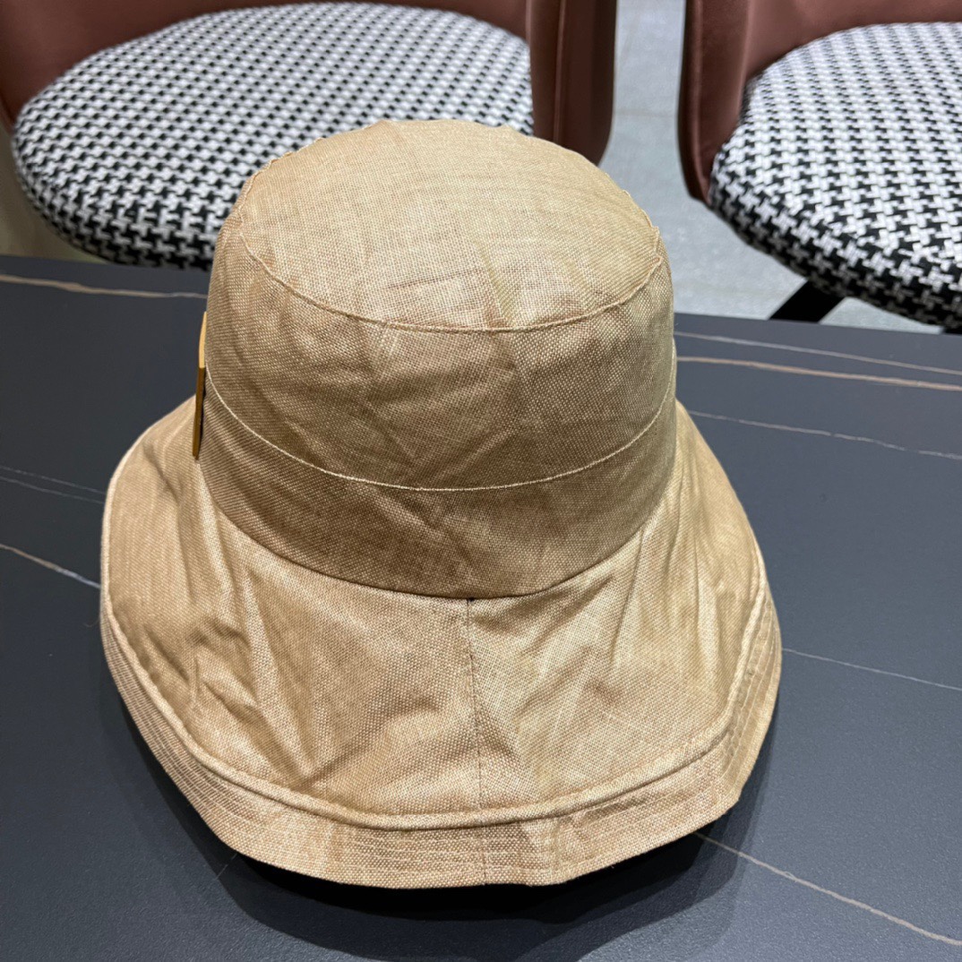  Chanel 香奈儿 新款棉麻大帽沿渔夫帽
爽朗阳光 最适合假期出游的一款 ^_^料子轻盈透气 帽型很