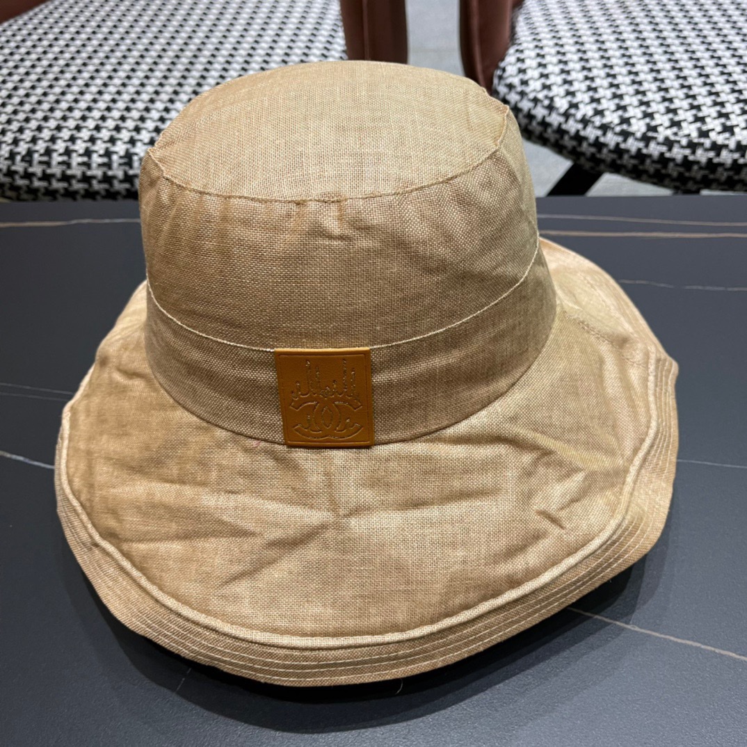  Chanel 香奈儿 新款棉麻大帽沿渔夫帽
爽朗阳光 最适合假期出游的一款 ^_^料子轻盈透气 帽型很