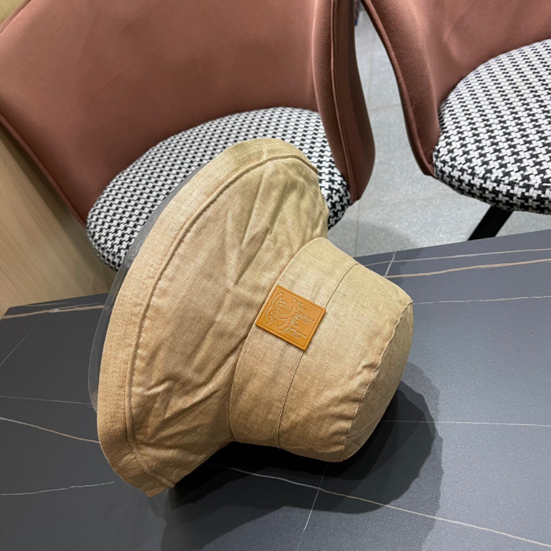  Chanel 香奈儿 新款棉麻大帽沿渔夫帽
爽朗阳光 最适合假期出游的一款 ^_^料子轻盈透气 帽型很