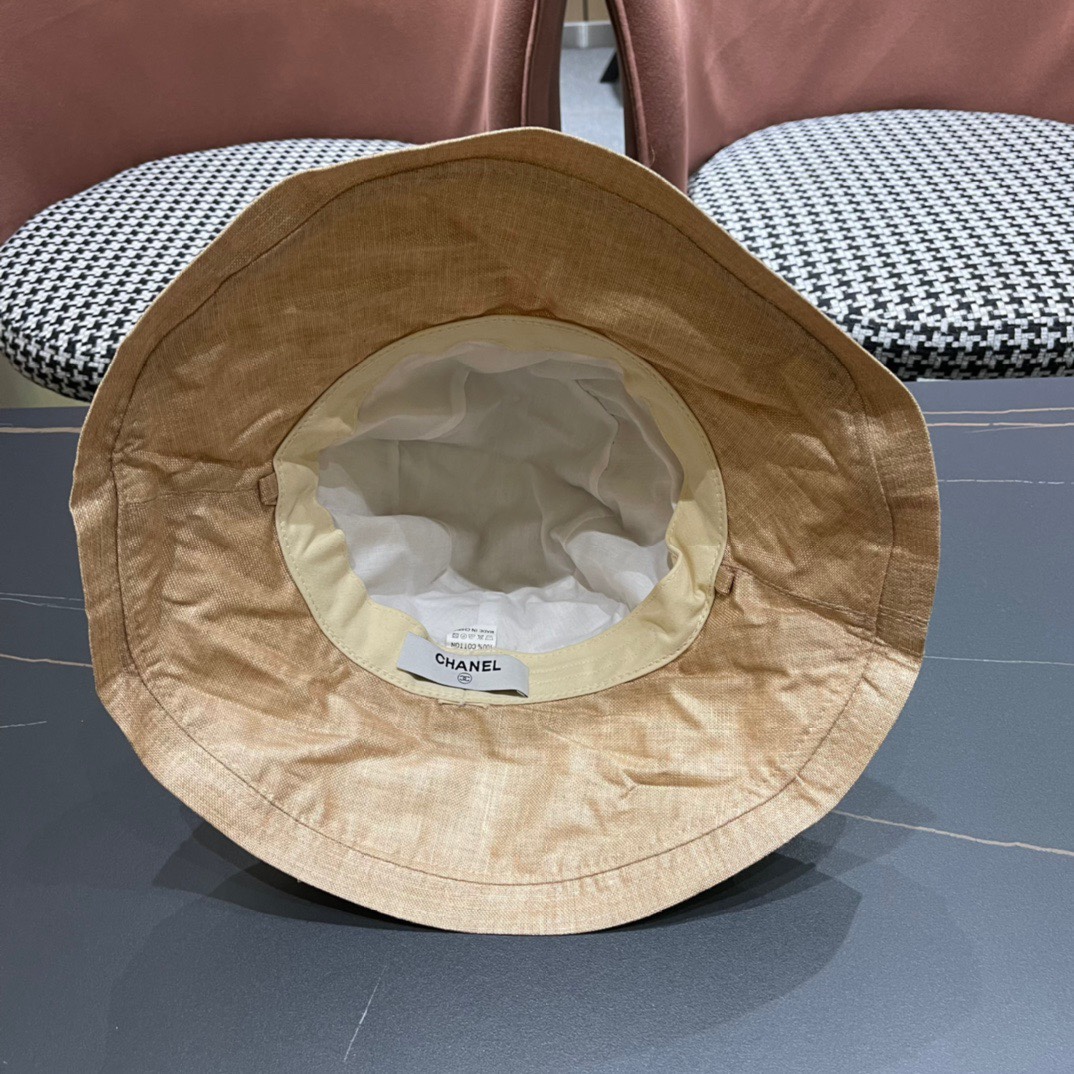  Chanel 香奈儿 新款棉麻大帽沿渔夫帽
爽朗阳光 最适合假期出游的一款 ^_^料子轻盈透气 帽型很