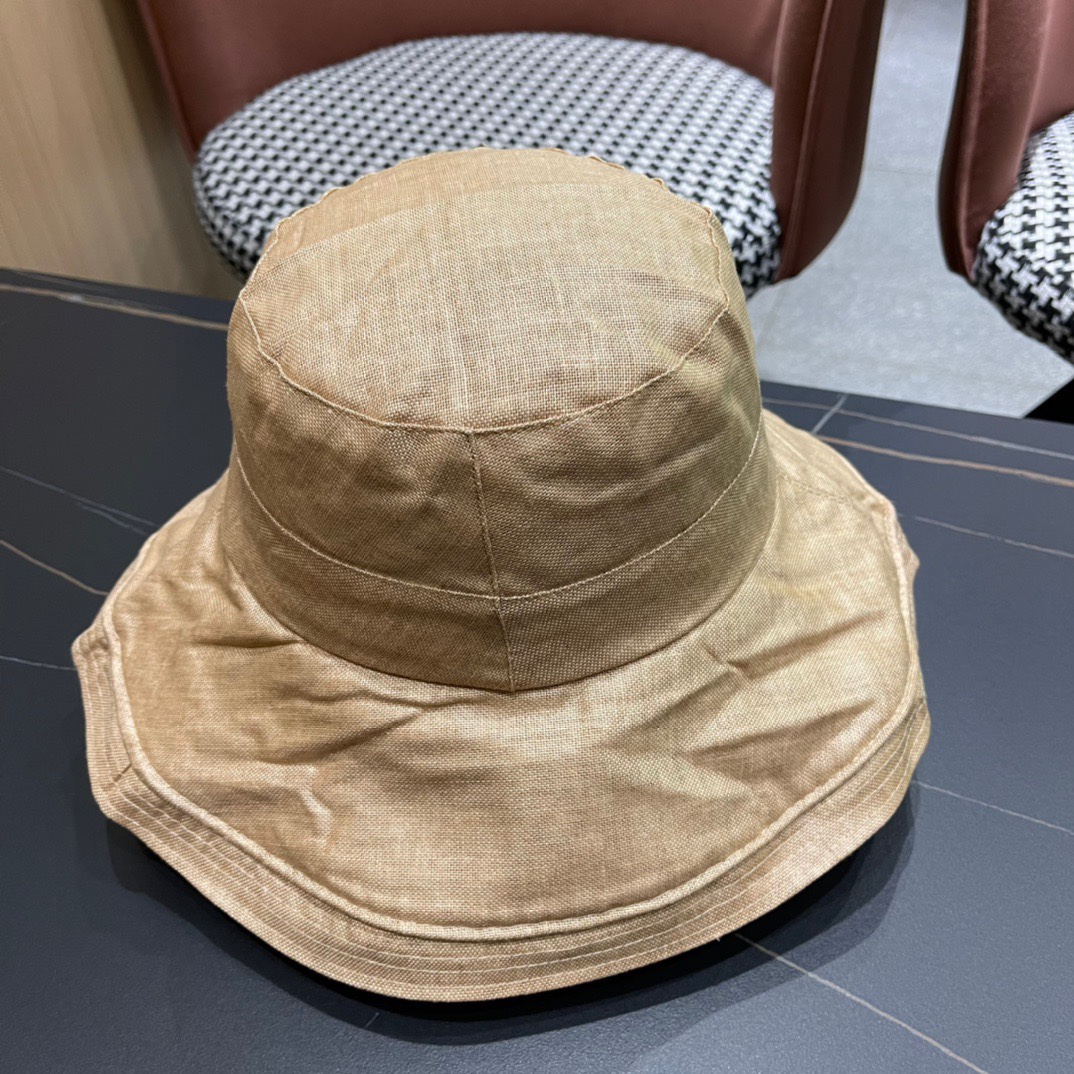  Chanel 香奈儿 新款棉麻大帽沿渔夫帽
爽朗阳光 最适合假期出游的一款 ^_^料子轻盈透气 帽型很