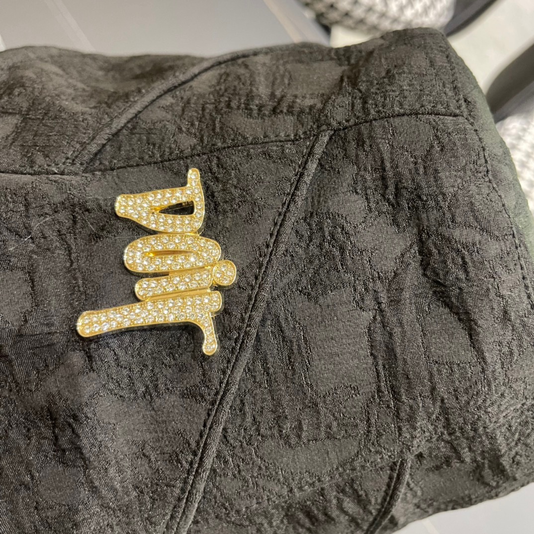  Dior 迪奥 新款小众水桶渔夫帽， 精致純也格调很有感觉，很酷很时尚，质量超赞