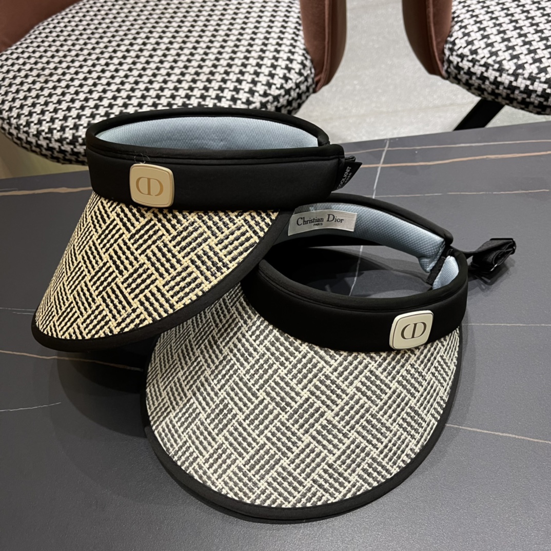 Dior 迪奥 2024 nuevo sombrero sin copa, artículo imprescindible para el verano, porque realmente combina muy bien, con es…