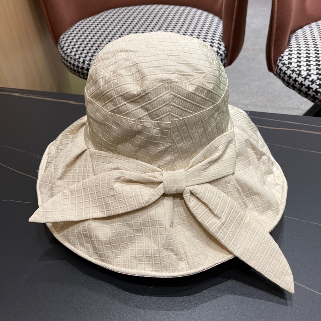  Prada普拉达防晒渔夫帽防紫外线遮阳大帽檐
百褶大帽檐全方位防晒可折叠