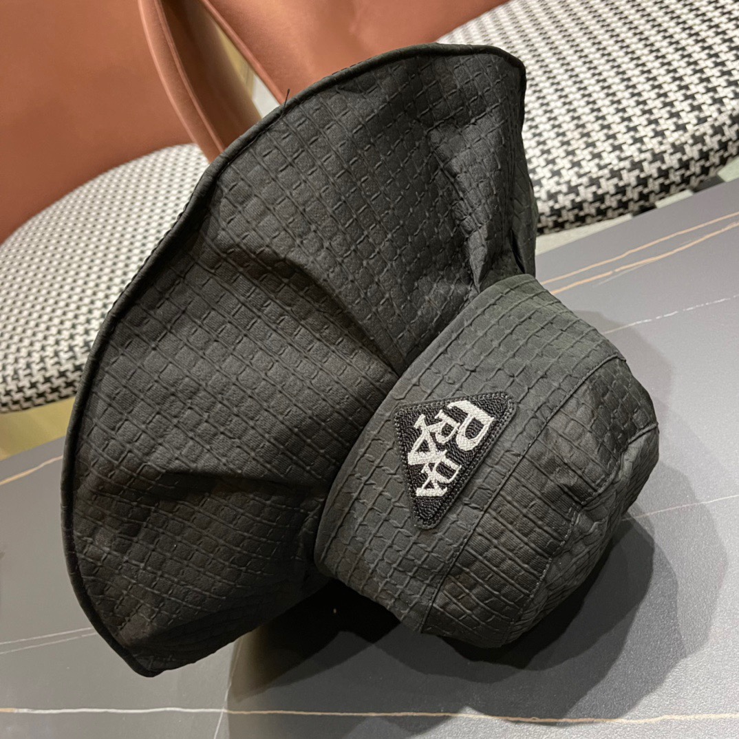  Prada普拉达防晒渔夫帽防紫外线遮阳大帽檐
百褶大帽檐全方位防晒可折叠