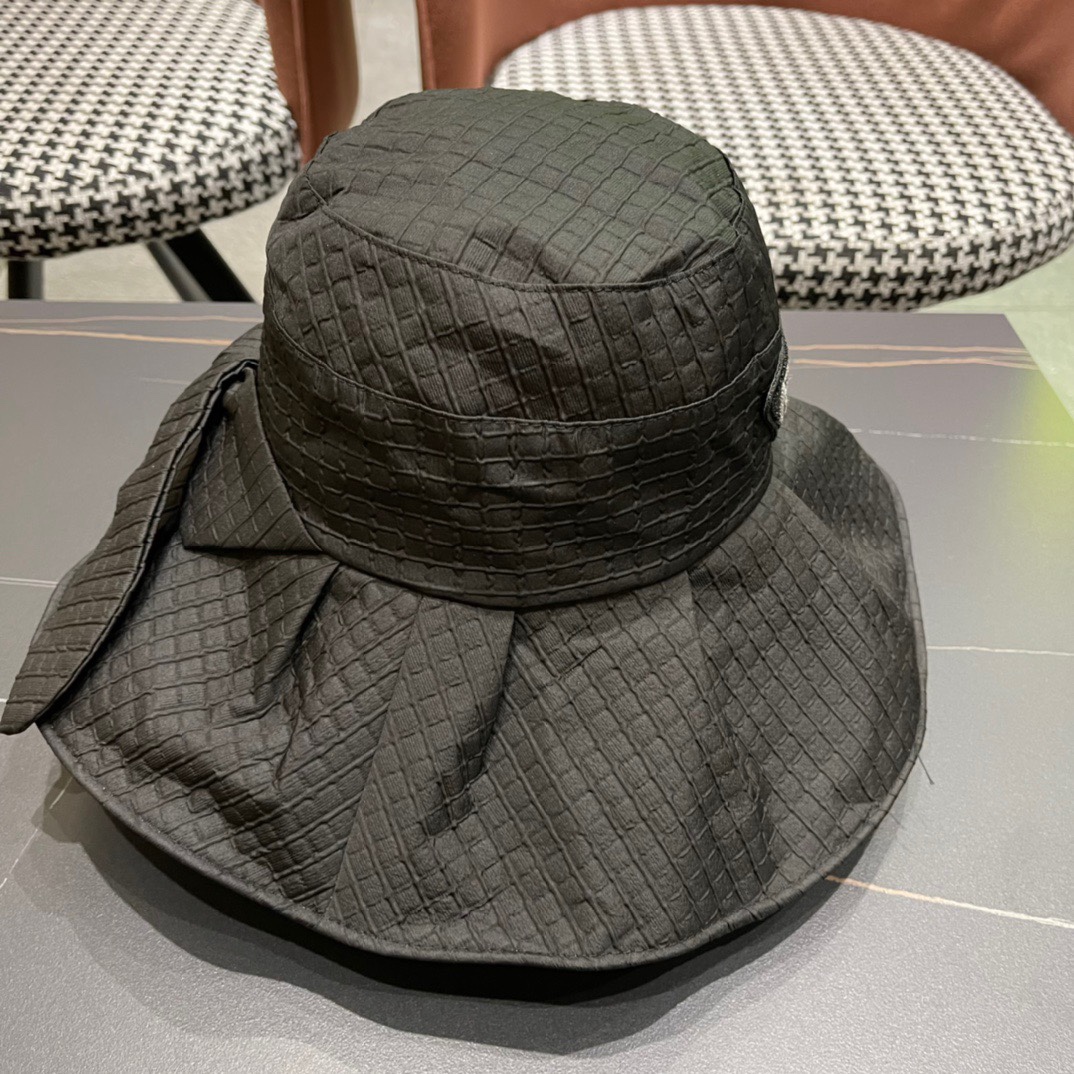  Prada普拉达防晒渔夫帽防紫外线遮阳大帽檐
百褶大帽檐全方位防晒可折叠