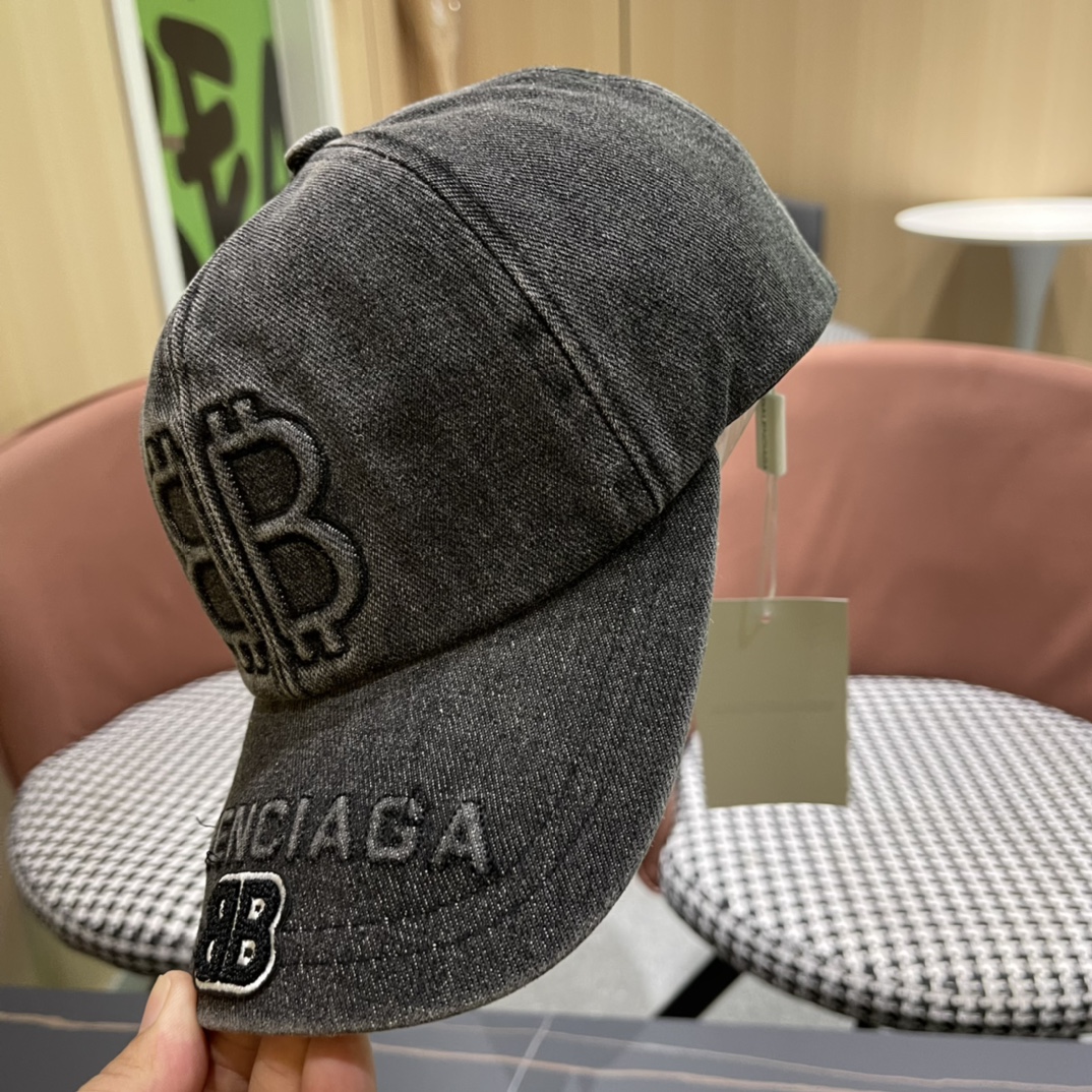 巴黎世家2024新款水洗做旧牛仔布棒球帽
新推出洗水牛仔系列，休闲百搭
