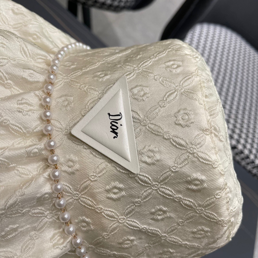 
Dior 迪奥 新款渔夫帽， 精致純也格调很有感觉，很酷很时尚，质量超赞