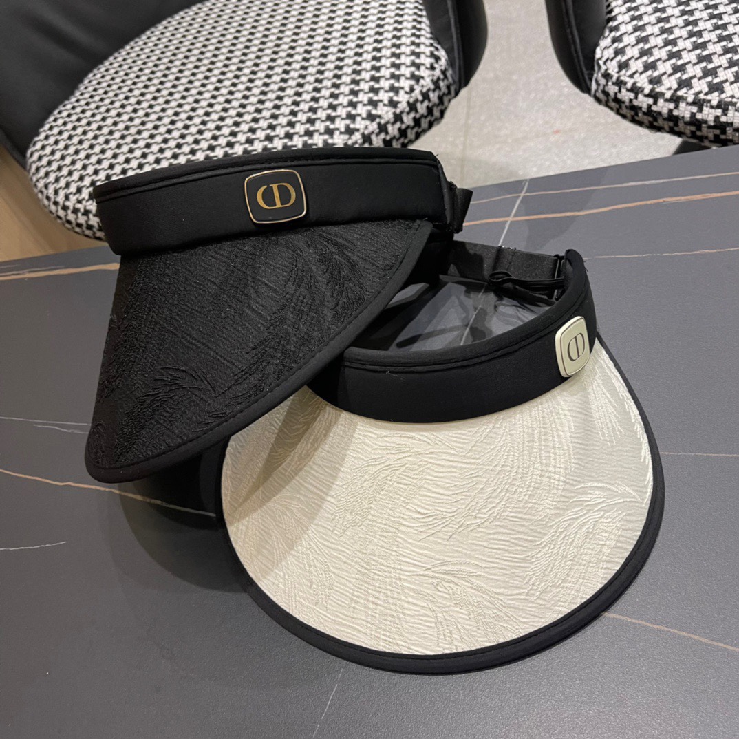 Sombrero sin copa de Dior, último modelo de principios de 2024, imprescindible para el verano, porque realmente combina…