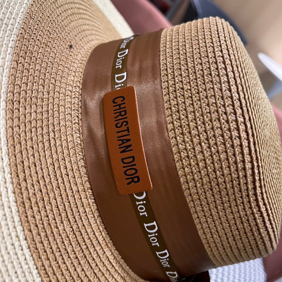  Dior迪奥平顶草帽，高密度制作，一顶超级有品位的草帽了~出街首选！帽型超美腻颜色妥妥，