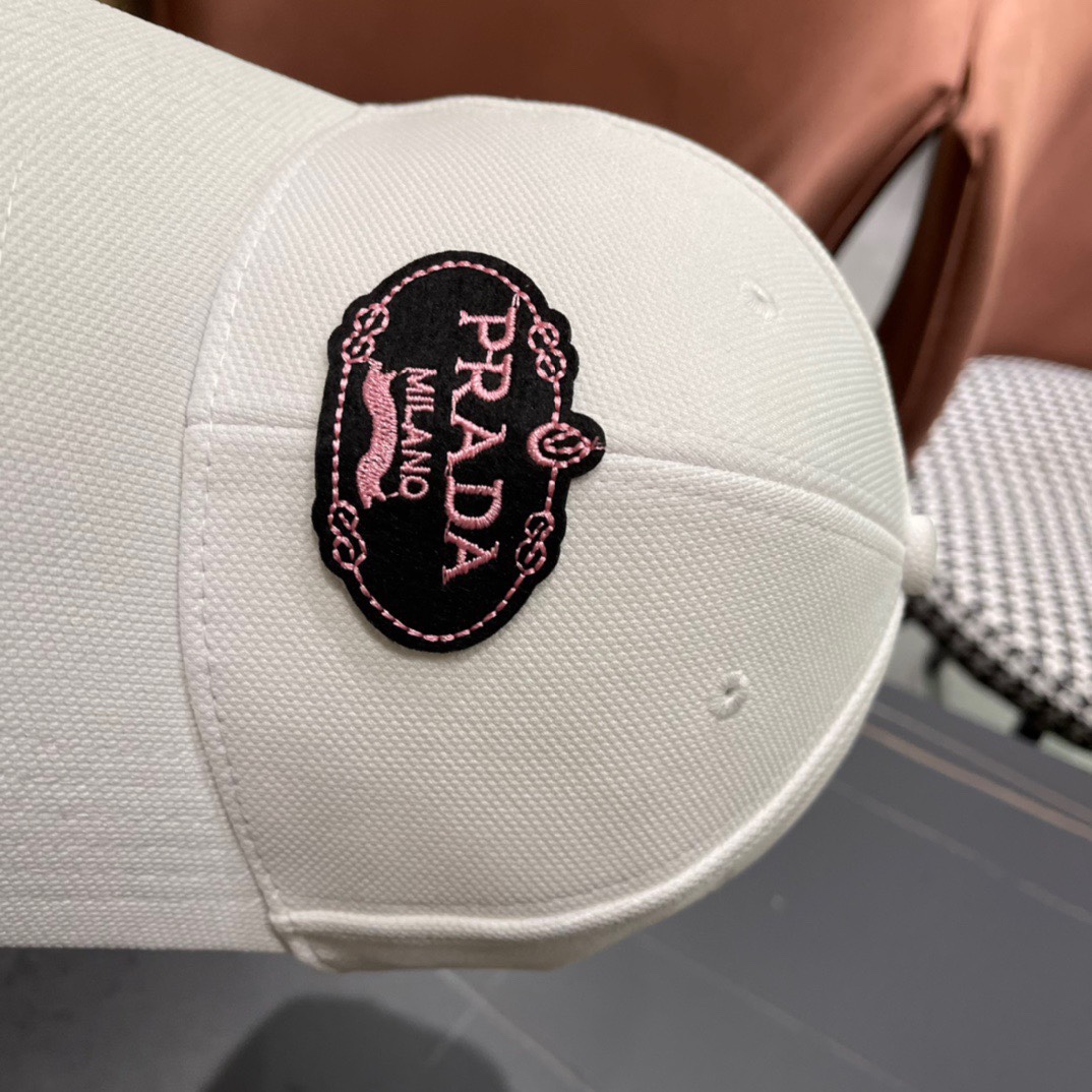  Pr@da 普拉达棒球帽秀场同款，面料柔软舒适
百搭休闲款，闭眼入！