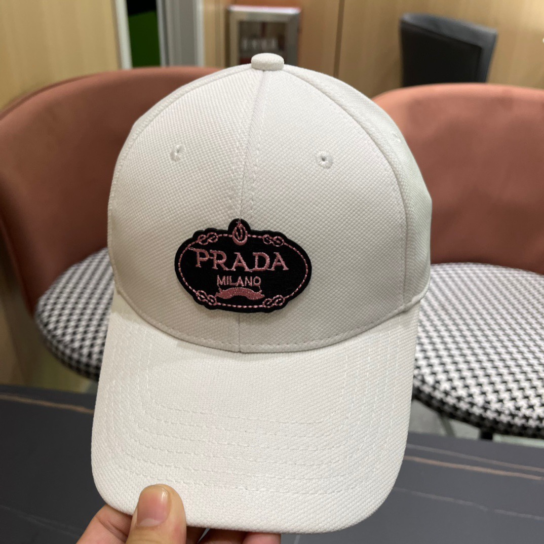  Pr@da 普拉达棒球帽秀场同款，面料柔软舒适
百搭休闲款，闭眼入！