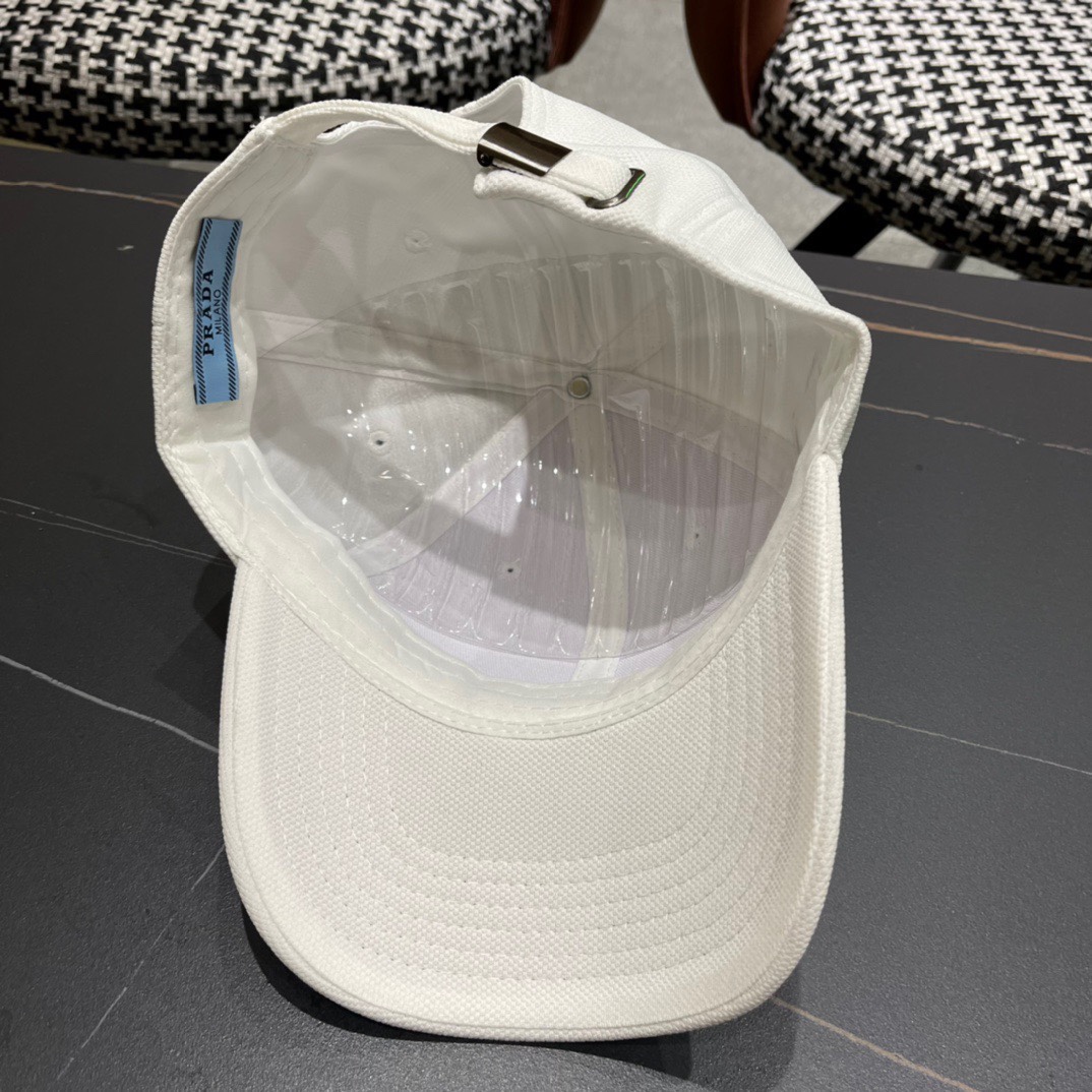  Pr@da 普拉达棒球帽秀场同款，面料柔软舒适
百搭休闲款，闭眼入！