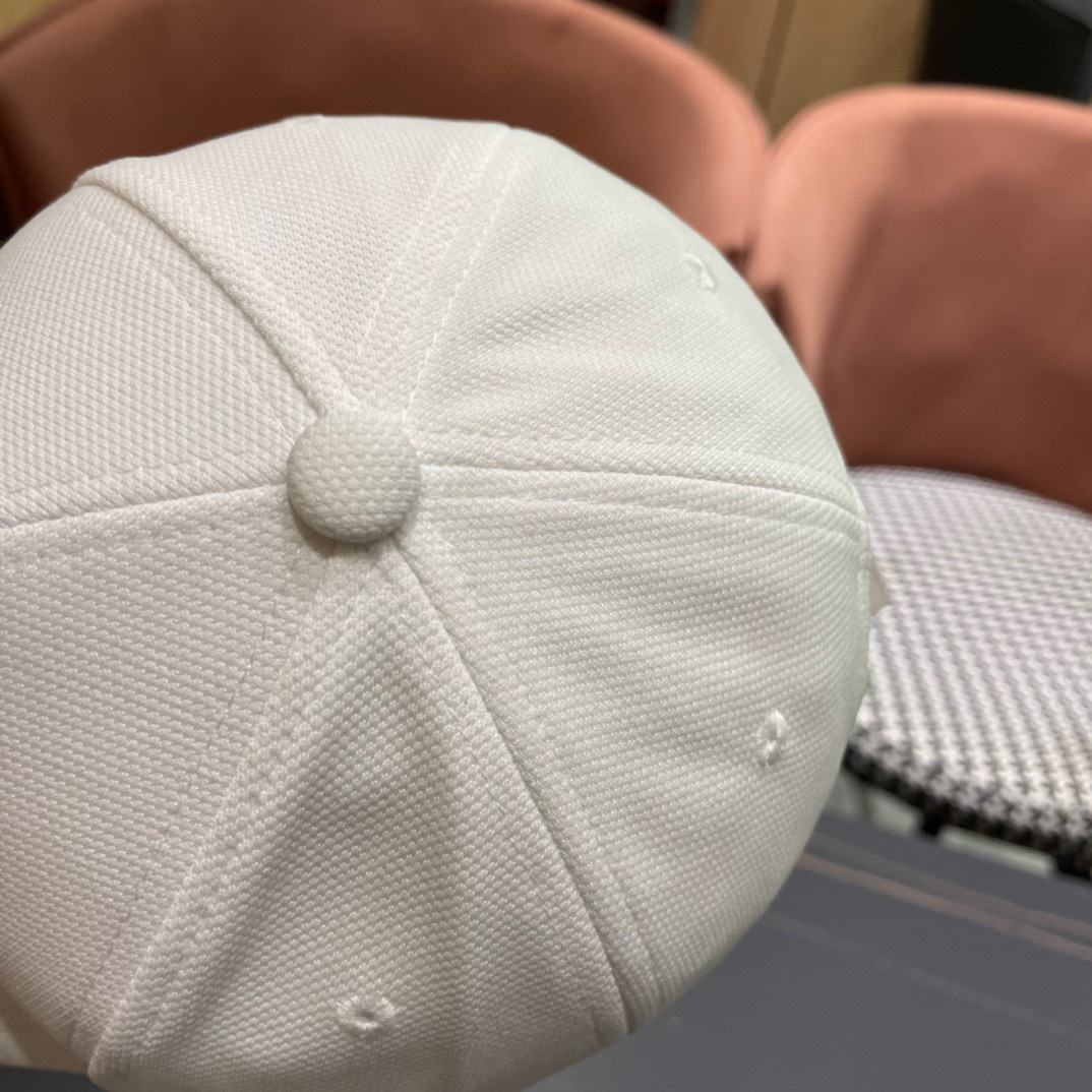  Pr@da 普拉达棒球帽秀场同款，面料柔软舒适
百搭休闲款，闭眼入！