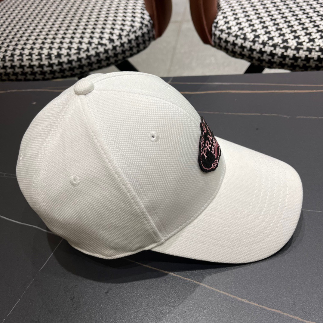  Pr@da 普拉达棒球帽秀场同款，面料柔软舒适
百搭休闲款，闭眼入！