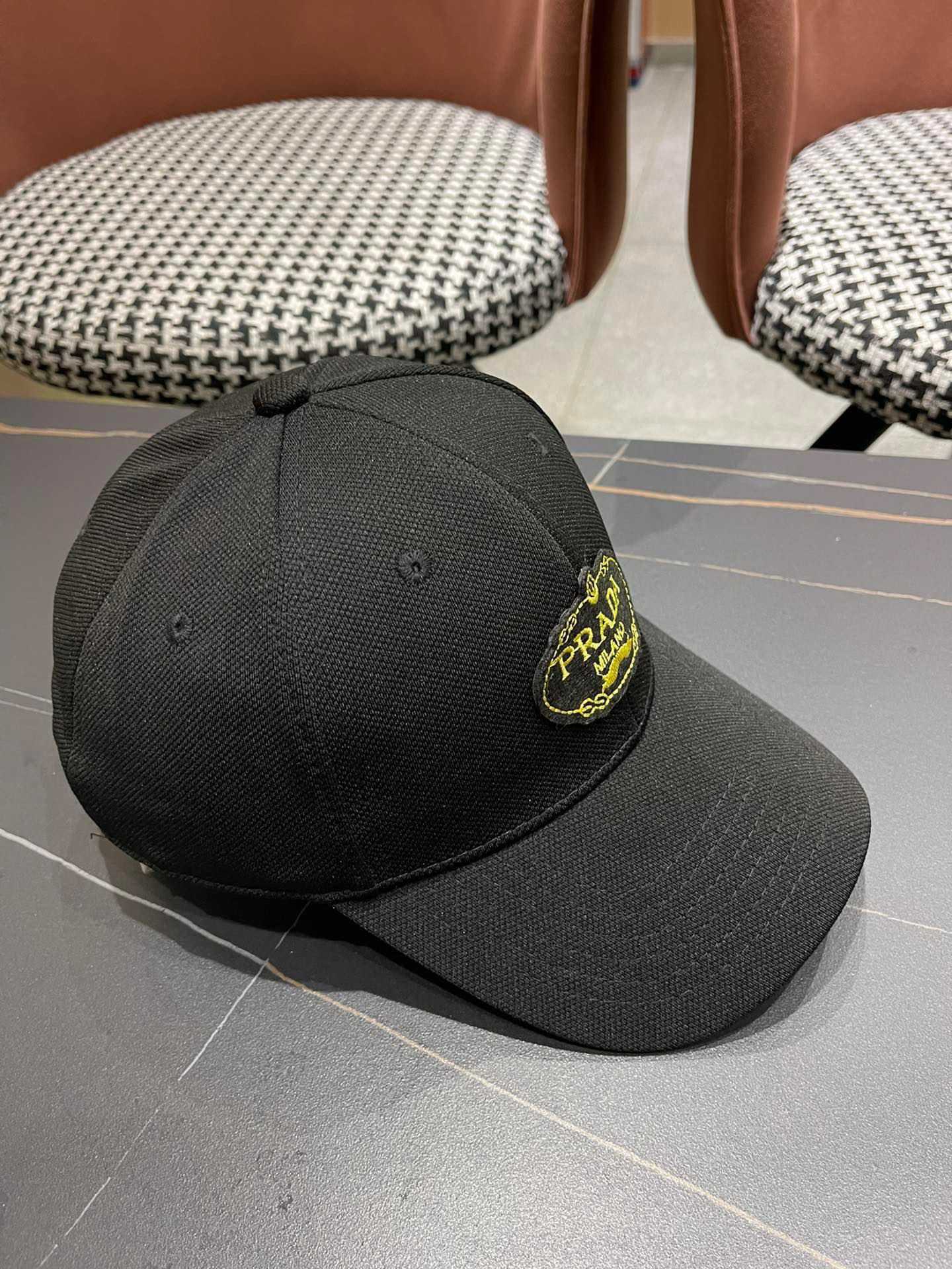  Pr@da 普拉达棒球帽秀场同款，面料柔软舒适
百搭休闲款，闭眼入！