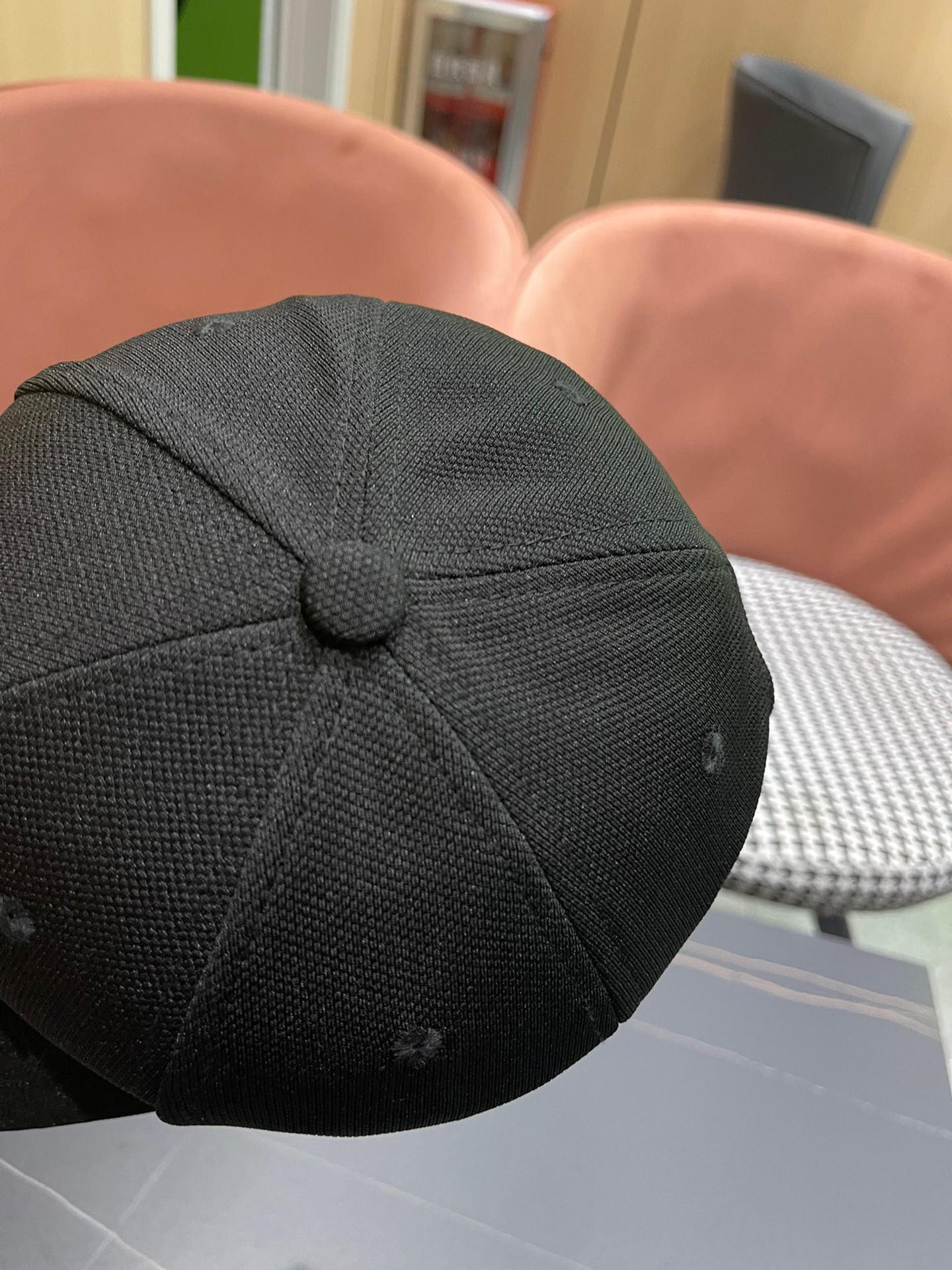  Pr@da 普拉达棒球帽秀场同款，面料柔软舒适
百搭休闲款，闭眼入！