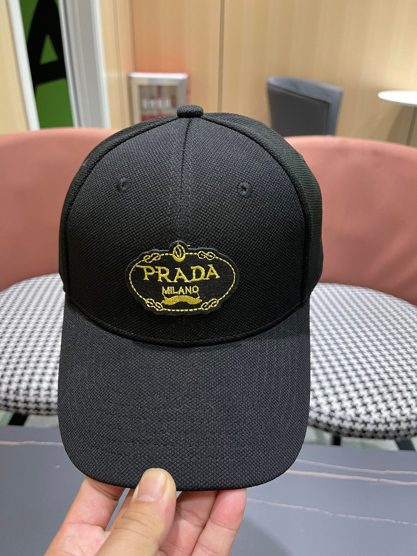  Pr@da 普拉达棒球帽秀场同款，面料柔软舒适
百搭休闲款，闭眼入！