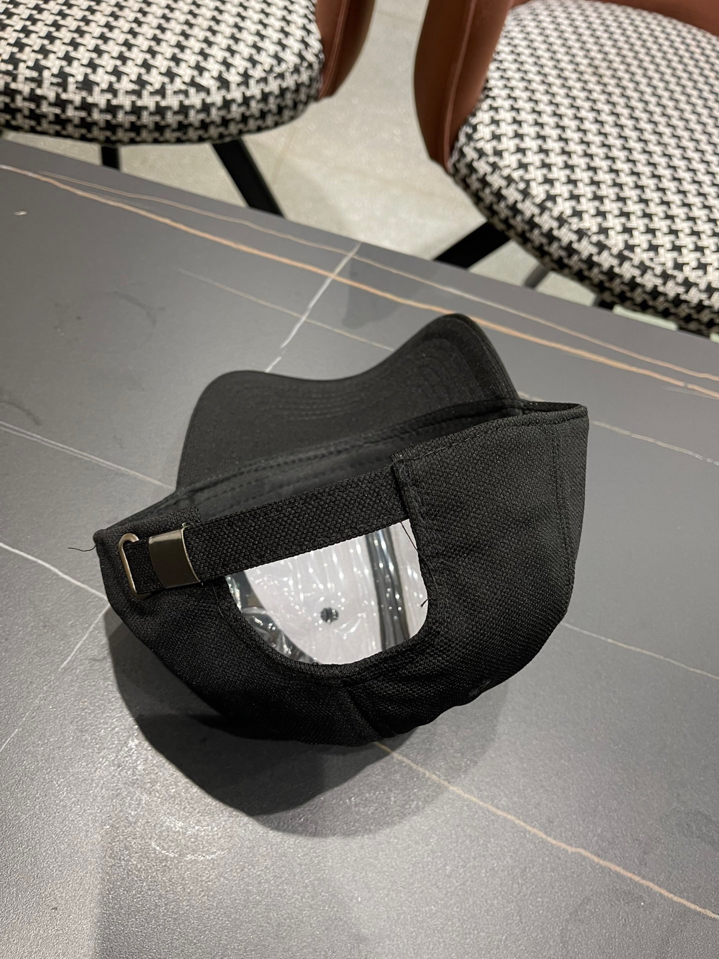  Pr@da 普拉达棒球帽秀场同款，面料柔软舒适
百搭休闲款，闭眼入！