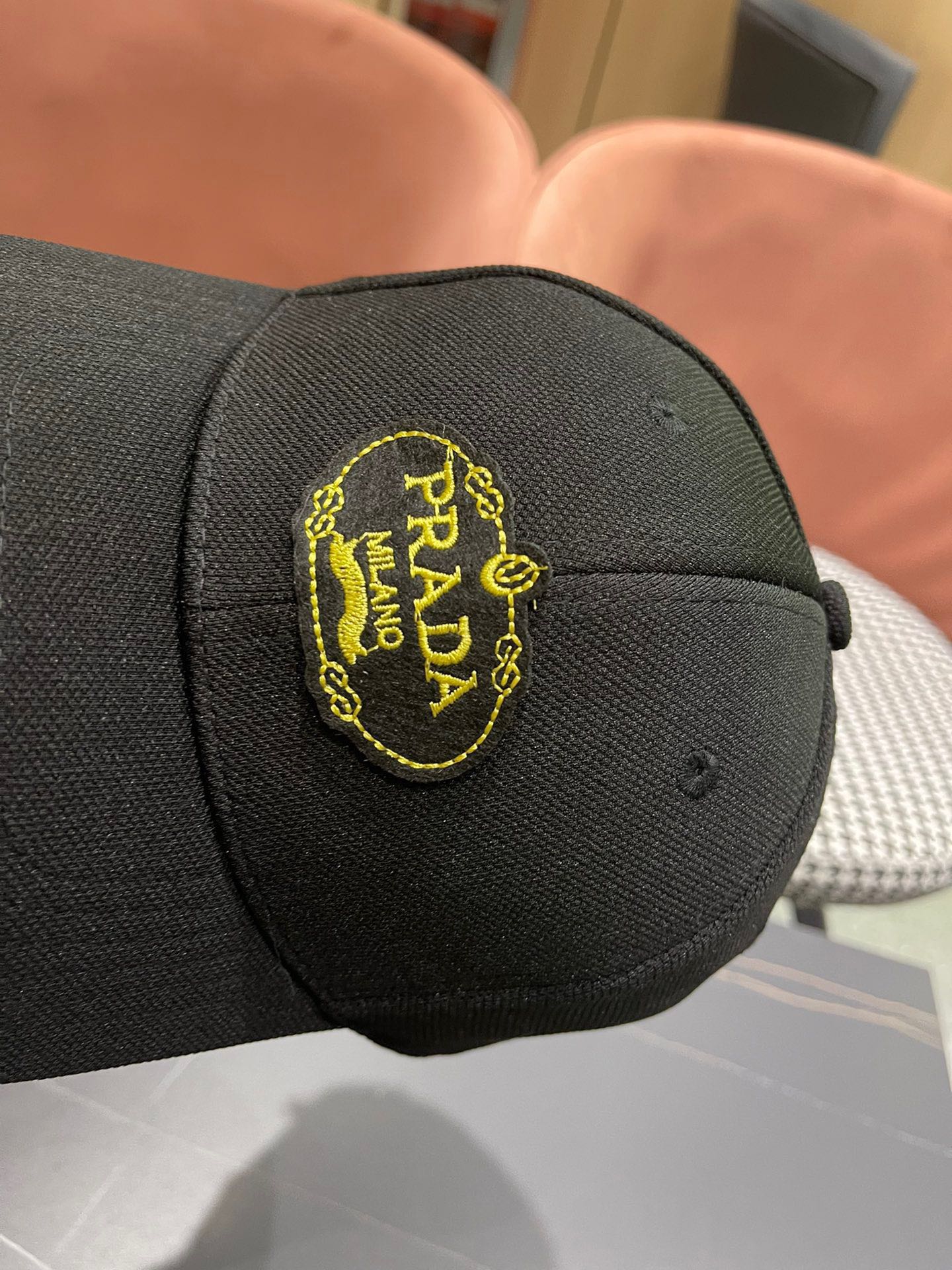  Pr@da 普拉达棒球帽秀场同款，面料柔软舒适
百搭休闲款，闭眼入！