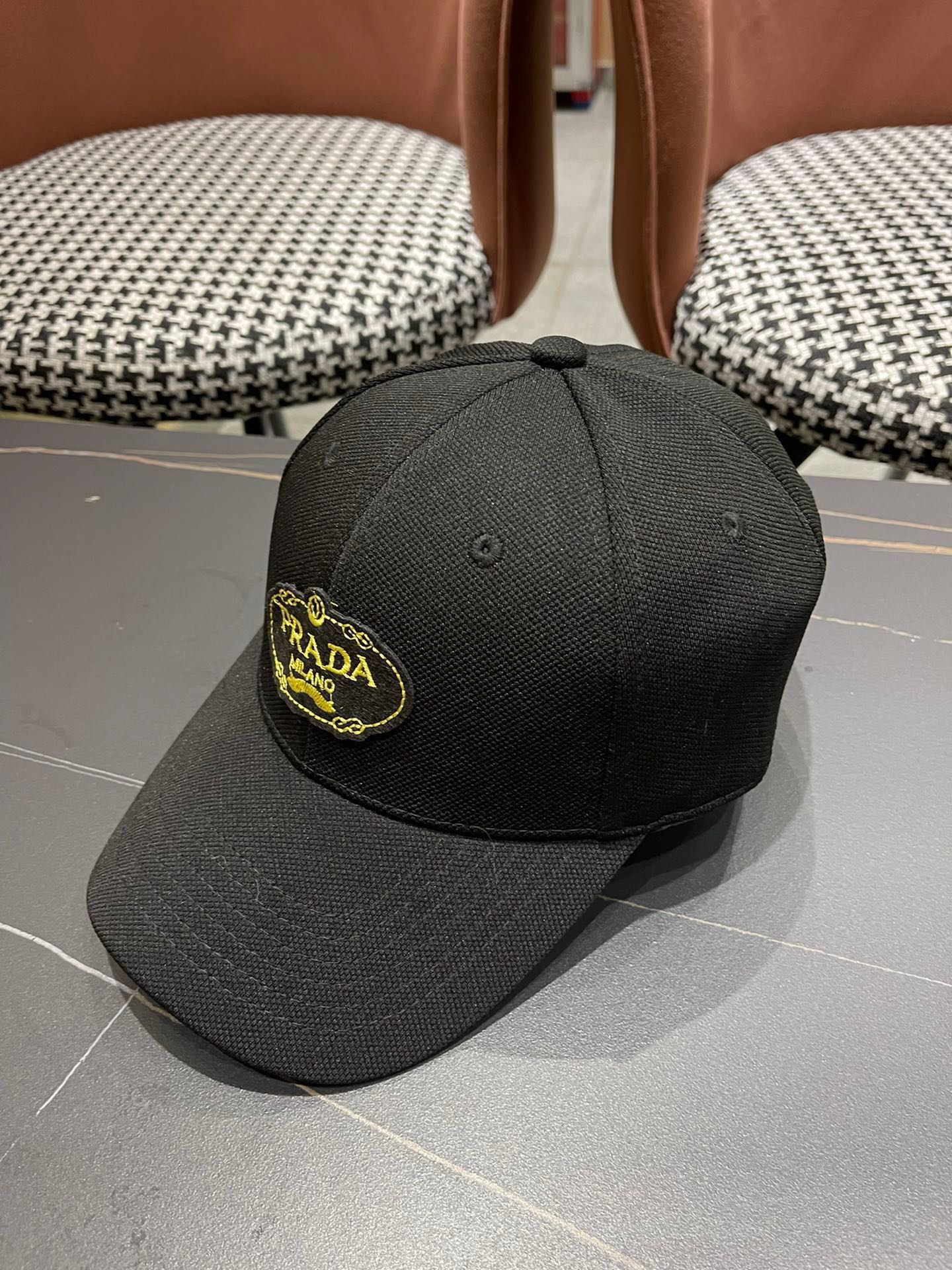  Pr@da 普拉达棒球帽秀场同款，面料柔软舒适
百搭休闲款，闭眼入！