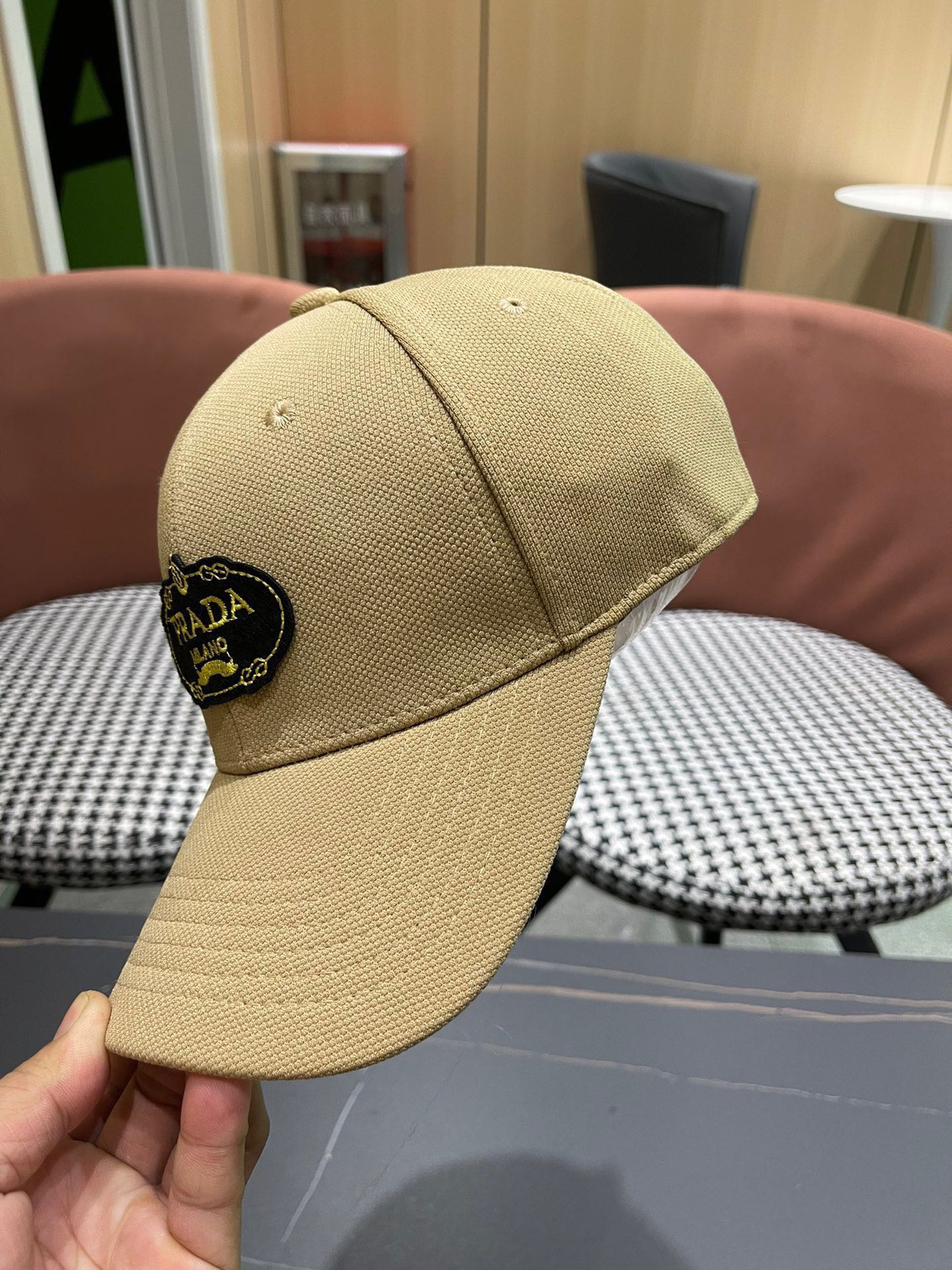  Pr@da 普拉达棒球帽秀场同款，面料柔软舒适
百搭休闲款，闭眼入！