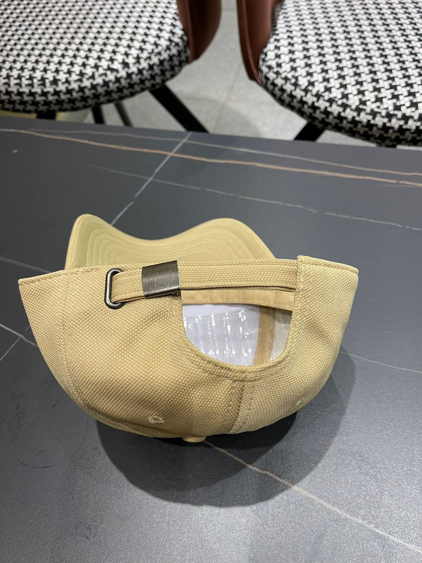  Pr@da 普拉达棒球帽秀场同款，面料柔软舒适
百搭休闲款，闭眼入！