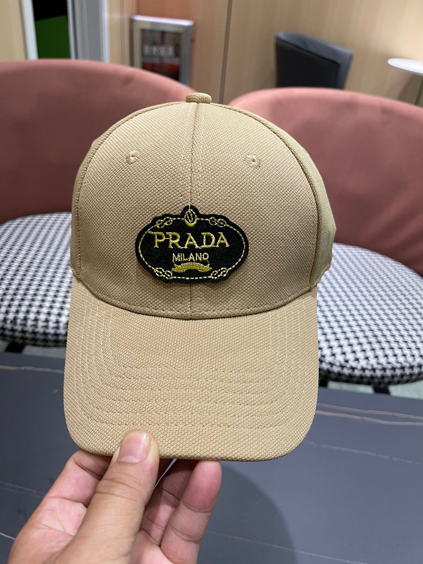  Pr@da 普拉达棒球帽秀场同款，面料柔软舒适
百搭休闲款，闭眼入！