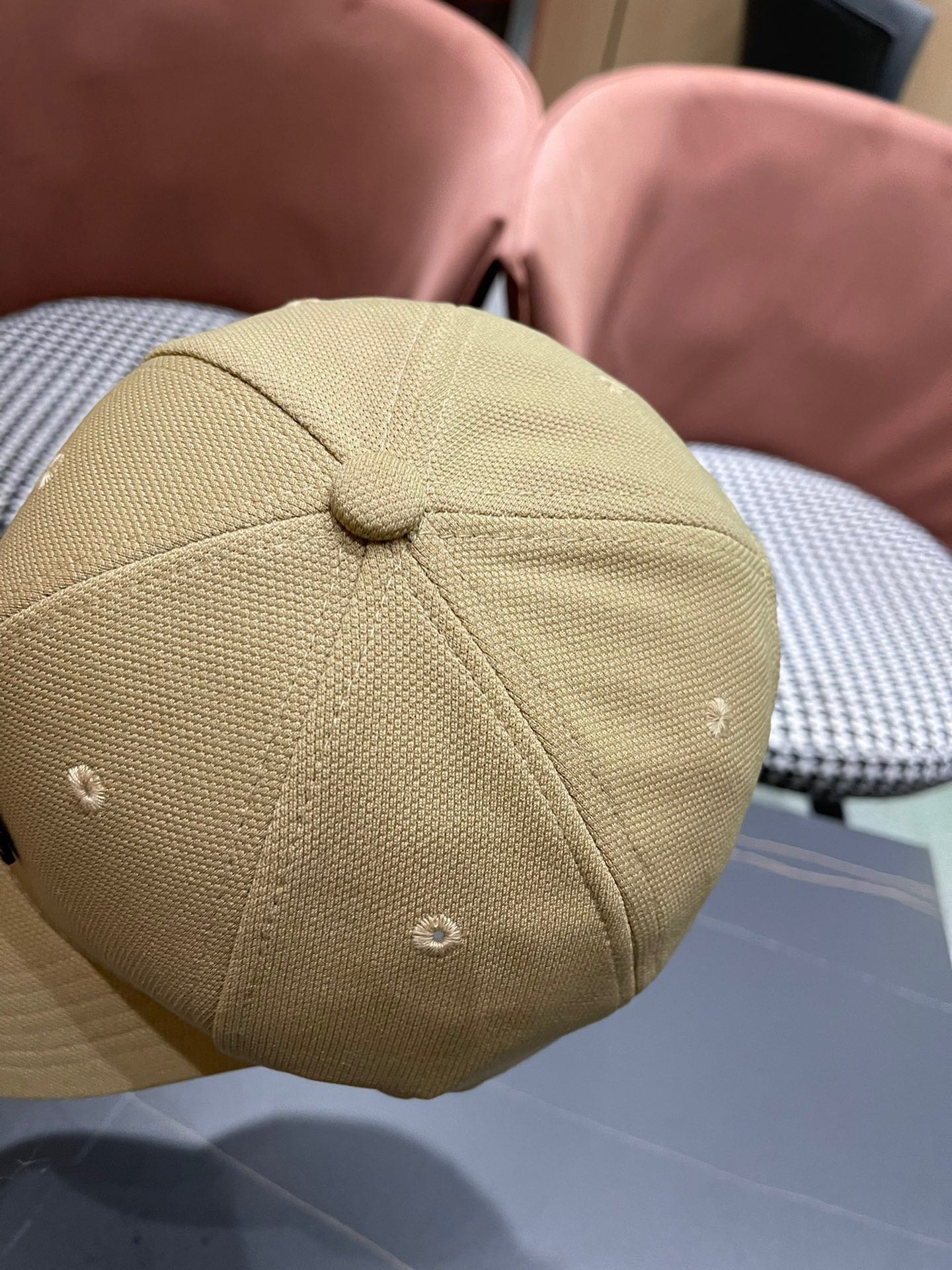  Pr@da 普拉达棒球帽秀场同款，面料柔软舒适
百搭休闲款，闭眼入！