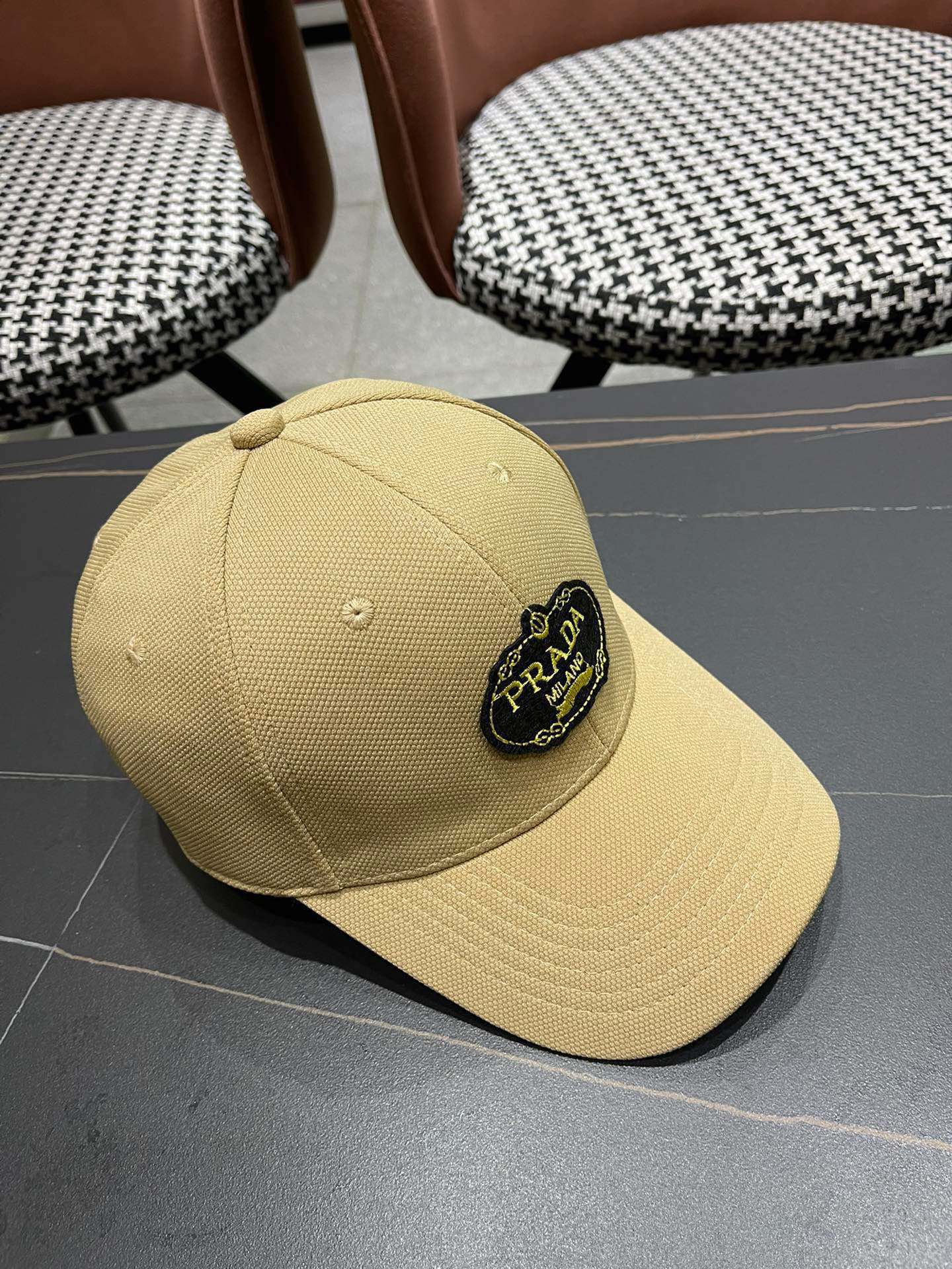 Pr@da 普拉达棒球帽秀场同款，面料柔软舒适
百搭休闲款，闭眼入！
