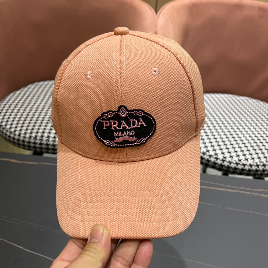  Pr@da 普拉达棒球帽秀场同款，面料柔软舒适
百搭休闲款，闭眼入！