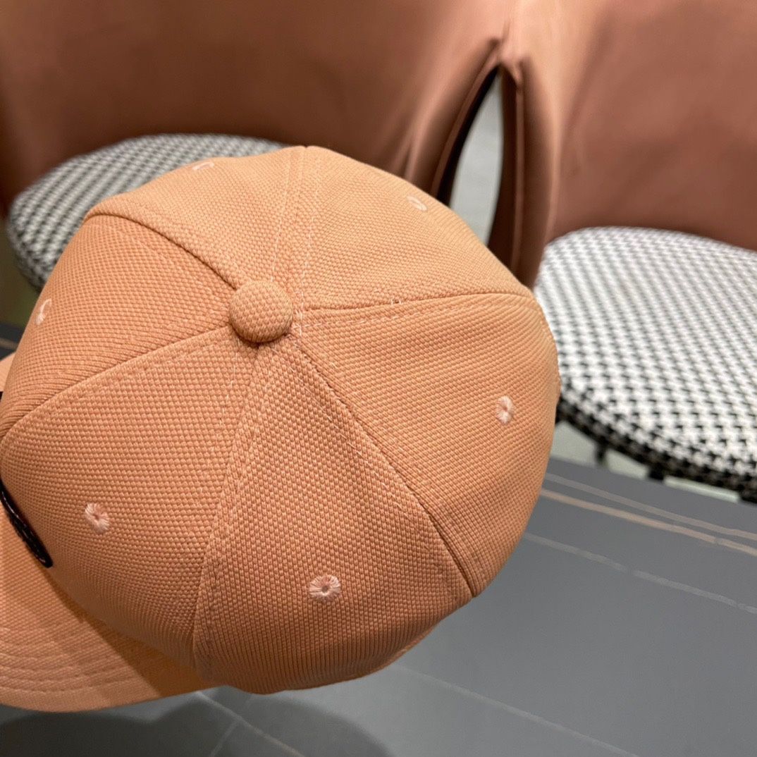  Pr@da 普拉达棒球帽秀场同款，面料柔软舒适
百搭休闲款，闭眼入！