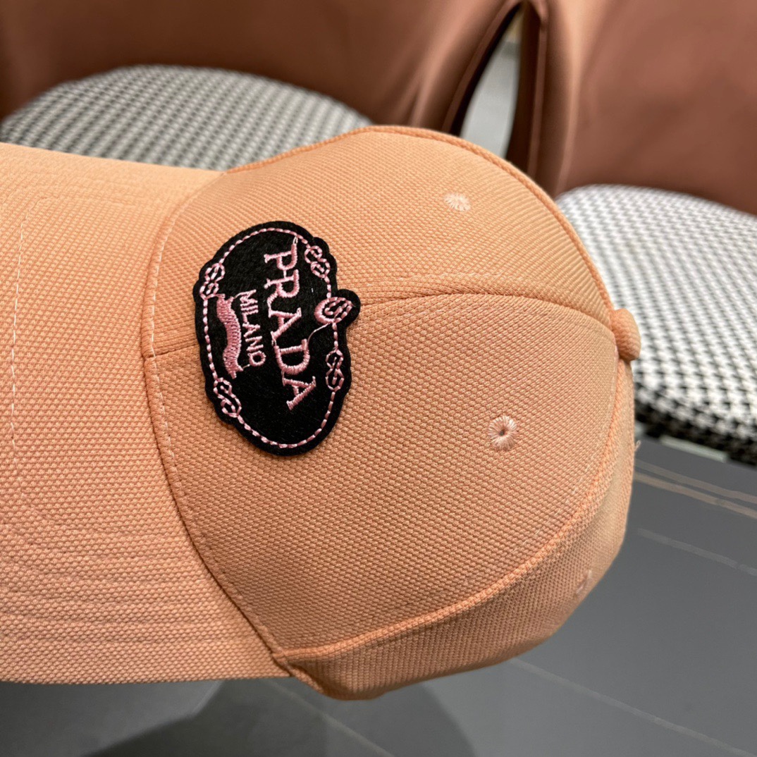  Pr@da 普拉达棒球帽秀场同款，面料柔软舒适
百搭休闲款，闭眼入！