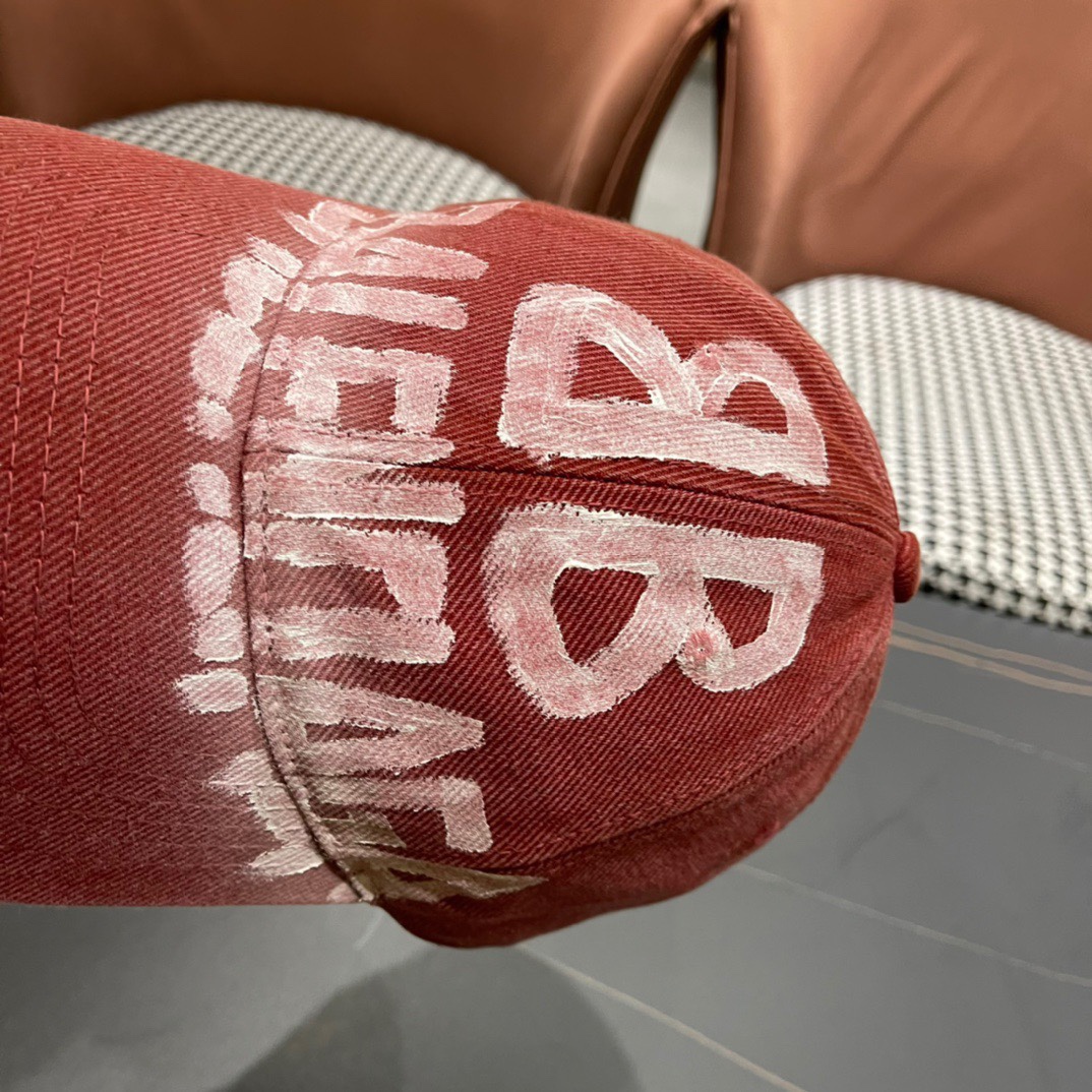  新款BALENCIAGA/巴黎世家鸭舌帽画画字母棒球帽，雅痞街头风，时尚男女妥妥驾驭！

