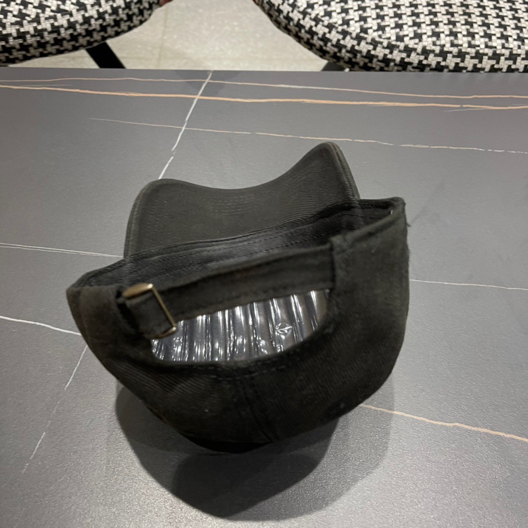  新款BALENCIAGA/巴黎世家鸭舌帽画画字母棒球帽，雅痞街头风，时尚男女妥妥驾驭！

