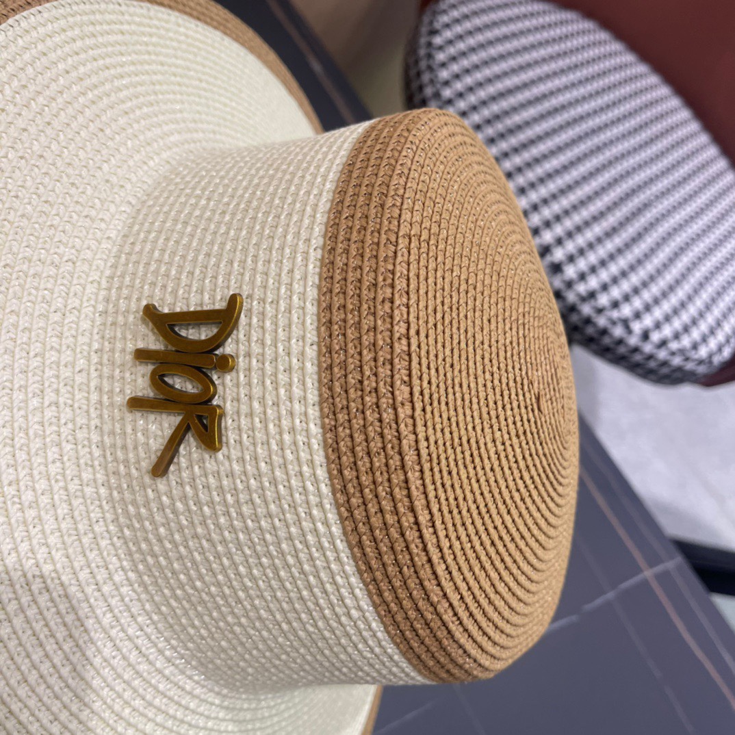 【DIOR迪奥】2024的新款草编平顶遮阳草帽盆帽🤩沙滩风，简约大方，百搭单品～出街首选，新款帽型超美腻