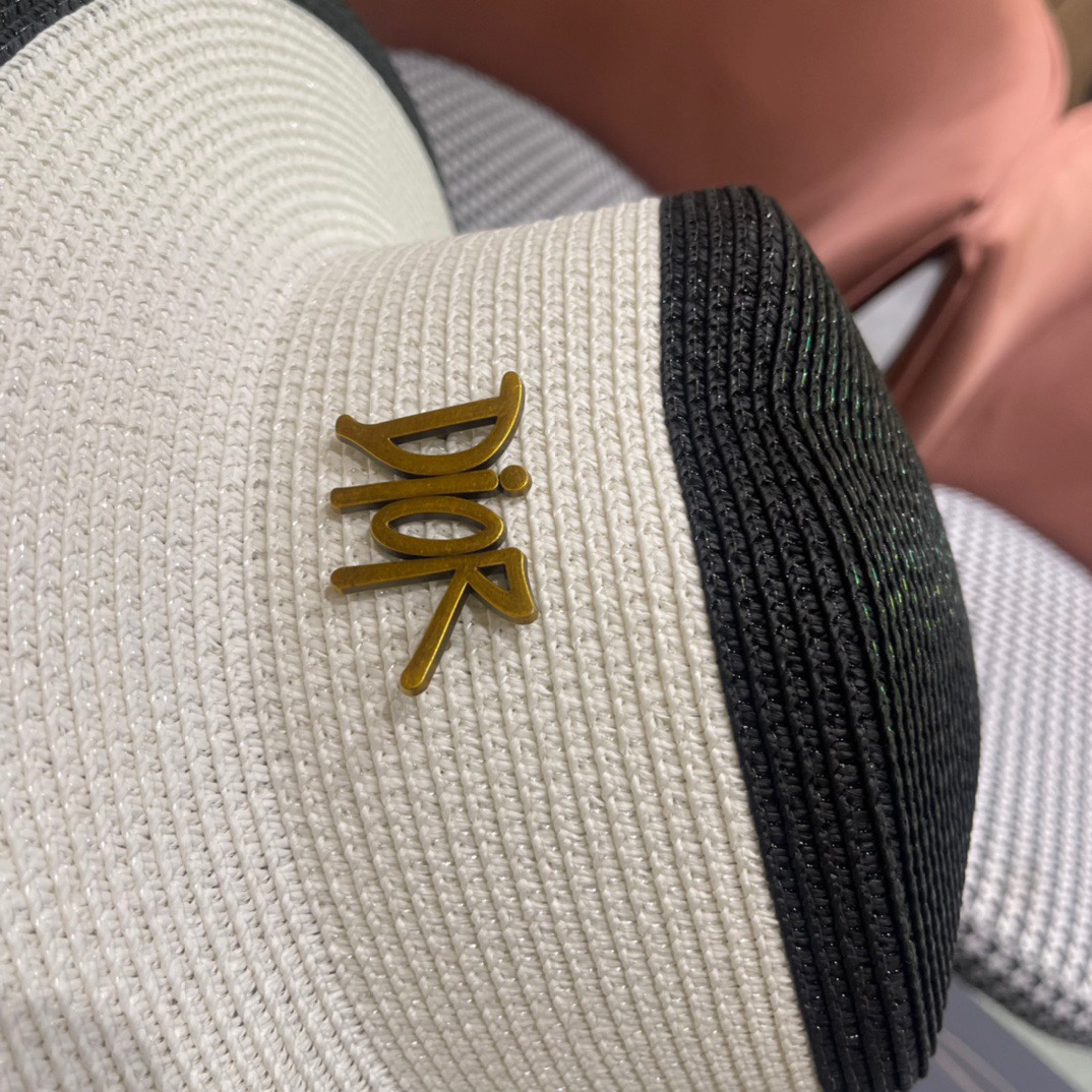 【DIOR迪奥】2024的新款草编平顶遮阳草帽盆帽🤩沙滩风，简约大方，百搭单品～出街首选，新款帽型超美腻