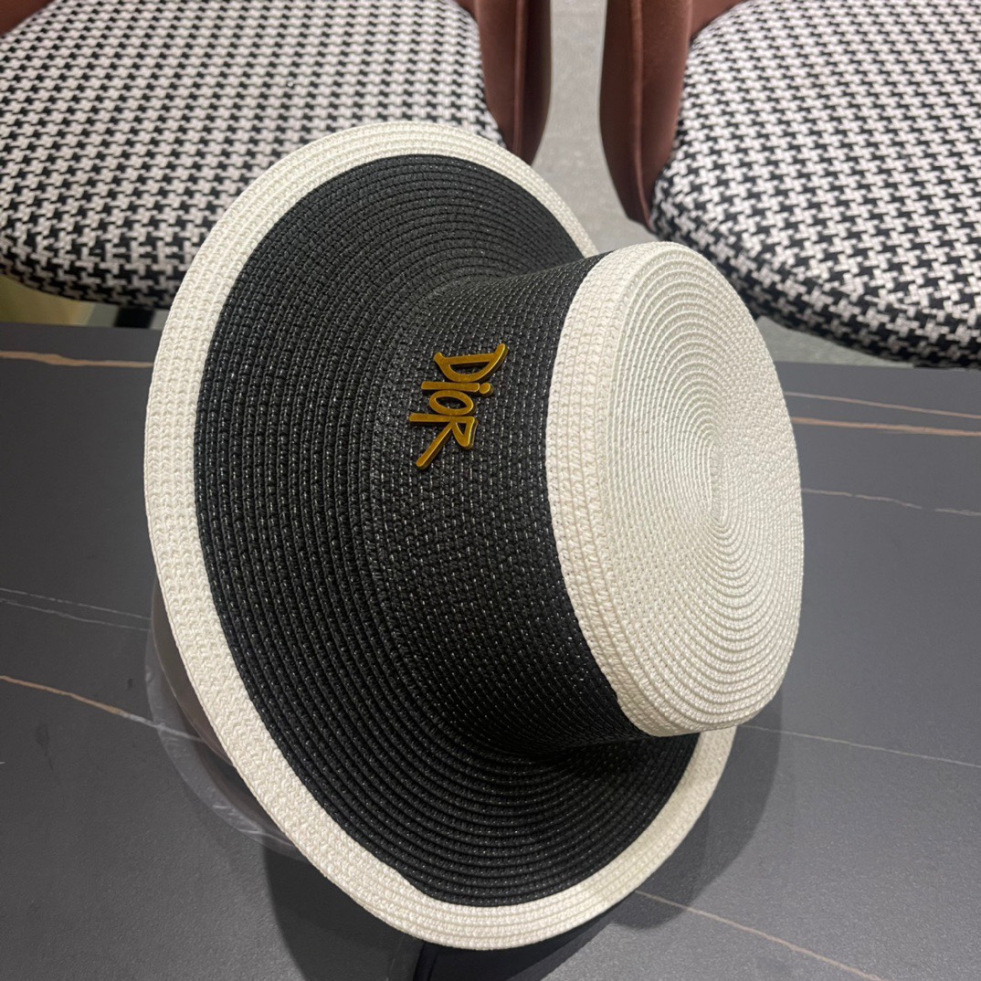 【DIOR迪奥】2024的新款草编平顶遮阳草帽盆帽🤩沙滩风，简约大方，百搭单品～出街首选，新款帽型超美腻